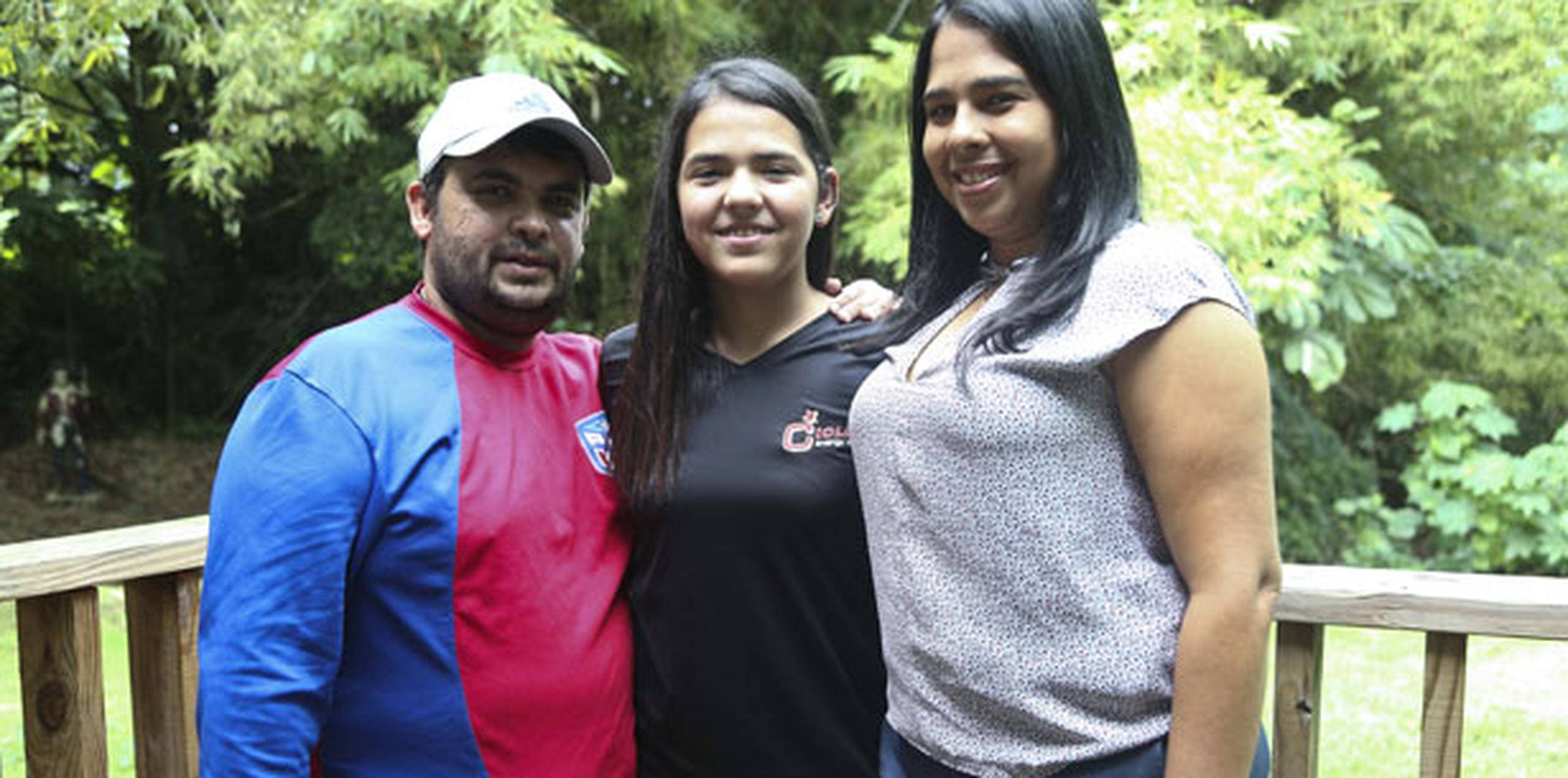 Adriana Díaz junto a su padre y entrenador Bladimir Díaz y su madre Marangely González. (wandaliz.vega@gfrmedia.com)