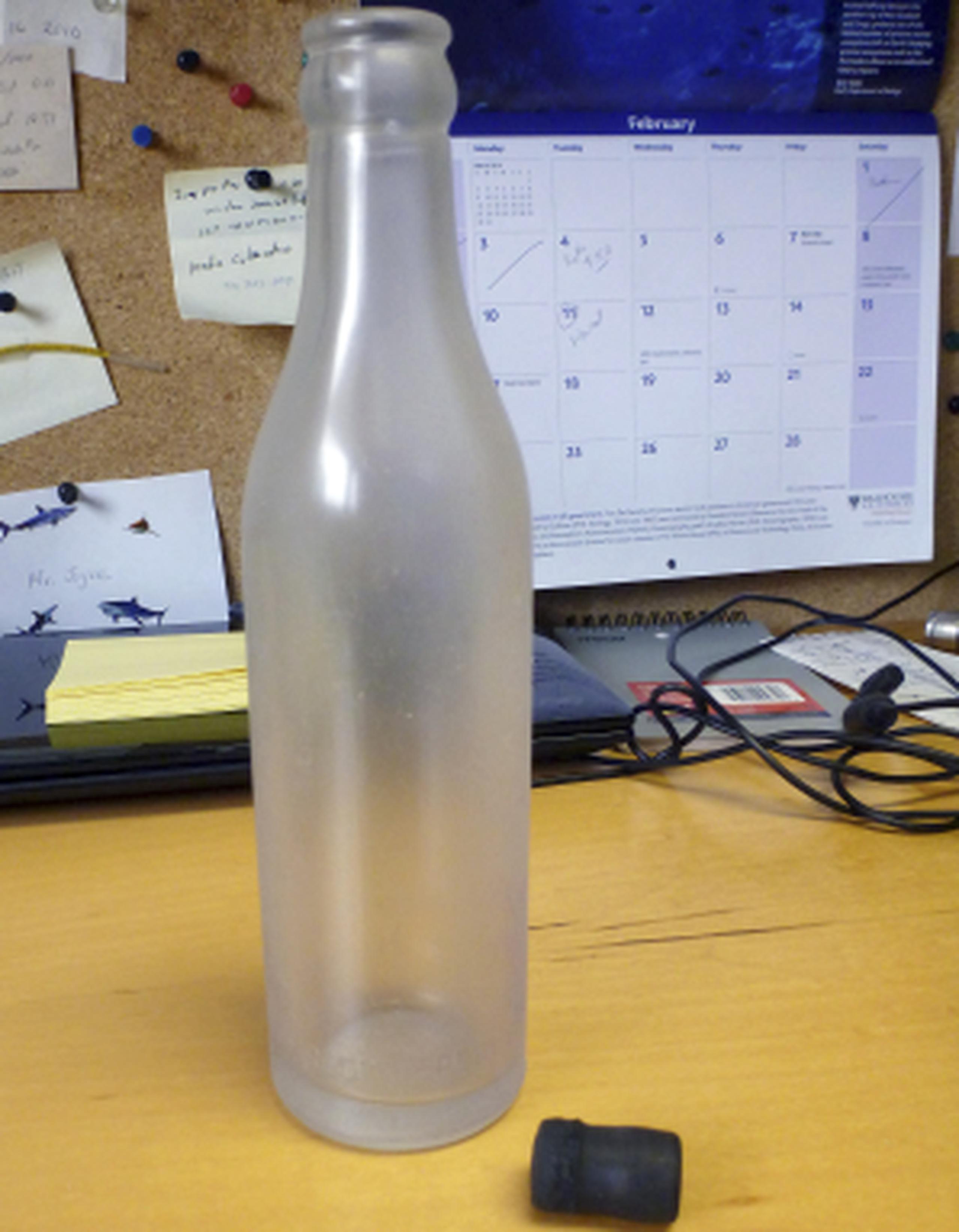 La botella llevaba un en su interior un mensaje que explicaba el estudio que realizó Dean Bumpus.(AP)