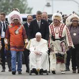 El papa rinde homenaje a los abuelos en Canadá tras disculpa a las indígenas