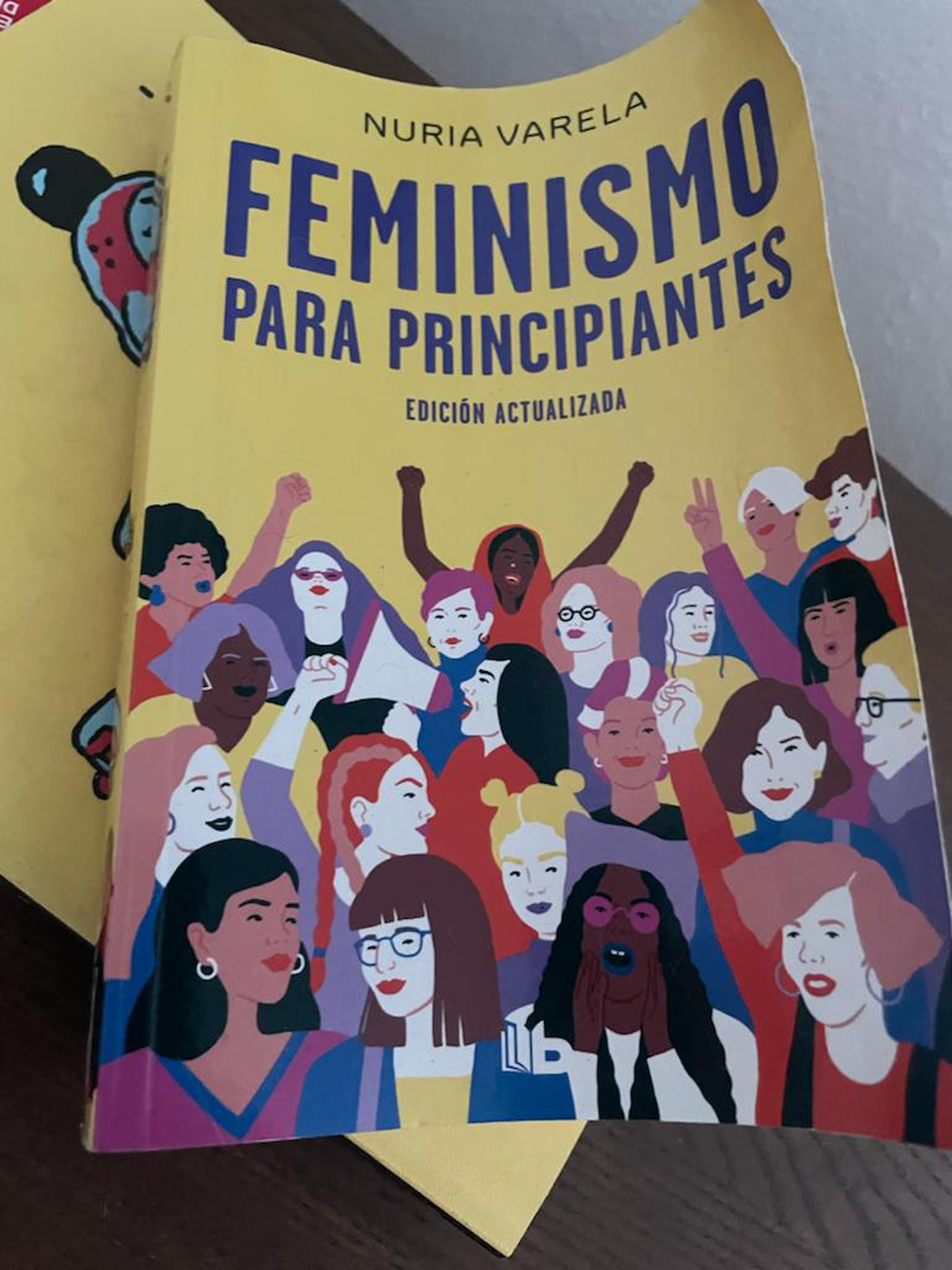 Denis Márquez obsequiaría el libro “Feminismo para principiantes” de Nuria Varela a Lisie Burgos.
