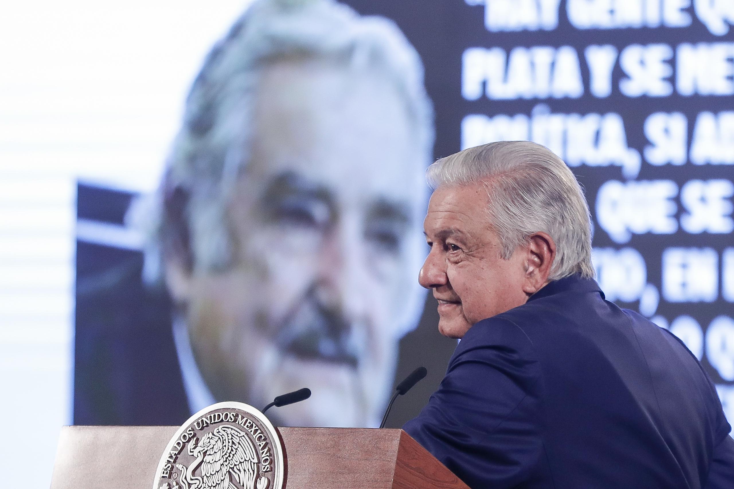 López Obrador hizo referencia a declaraciones de Mujica, mientras hablaba en su rueda de prensa diaria, de cómo las personas que ambicionan dinero deben permanecer fuera de la política.