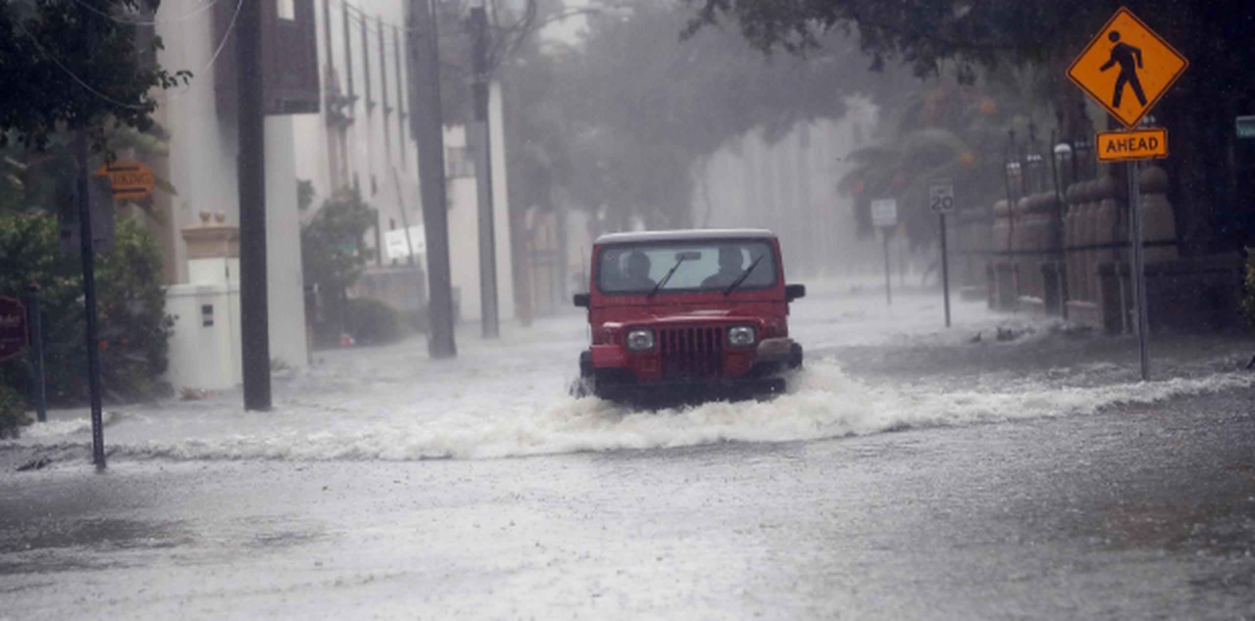 Según reportó Prensa Asociada, el huracán categoría 3 ha dejado a más de un millón de clientes sin energía eléctrica en Florida a su paso por la región. (AP)