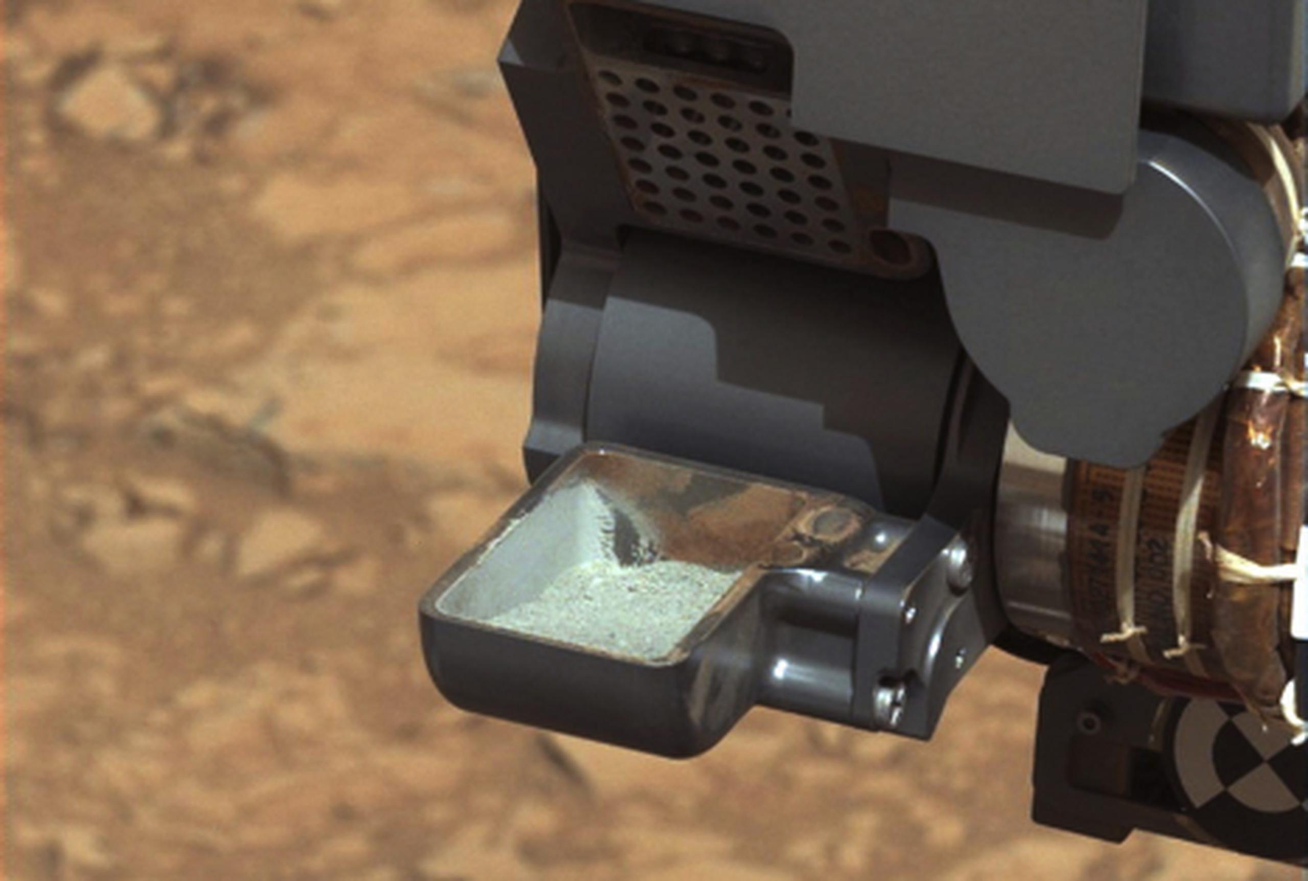Después de perforar una roca marciana por primera vez, la sonda Curiosity se prepara ahora para su nueva tarea. (EFE/NASA)