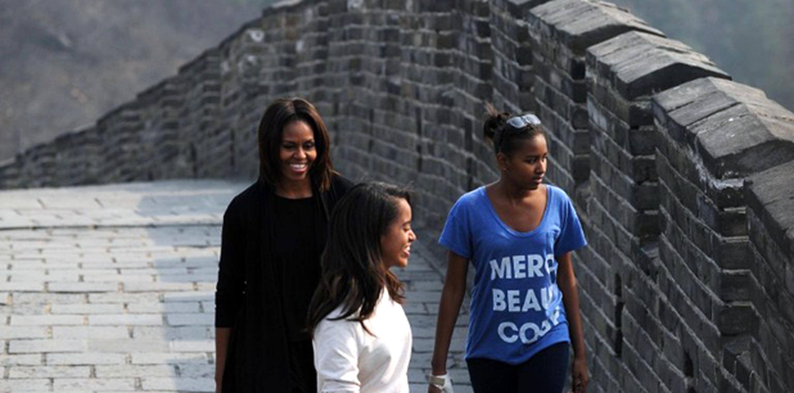 Vestida completamente de negro, mientras que su hija Malia lucía un pantalón negro con camiseta blanca y Sasha una camiseta azul con pantalones negros, Obama pudo apreciar una parte de la muralla que data de la dinastía Ming. (AP)