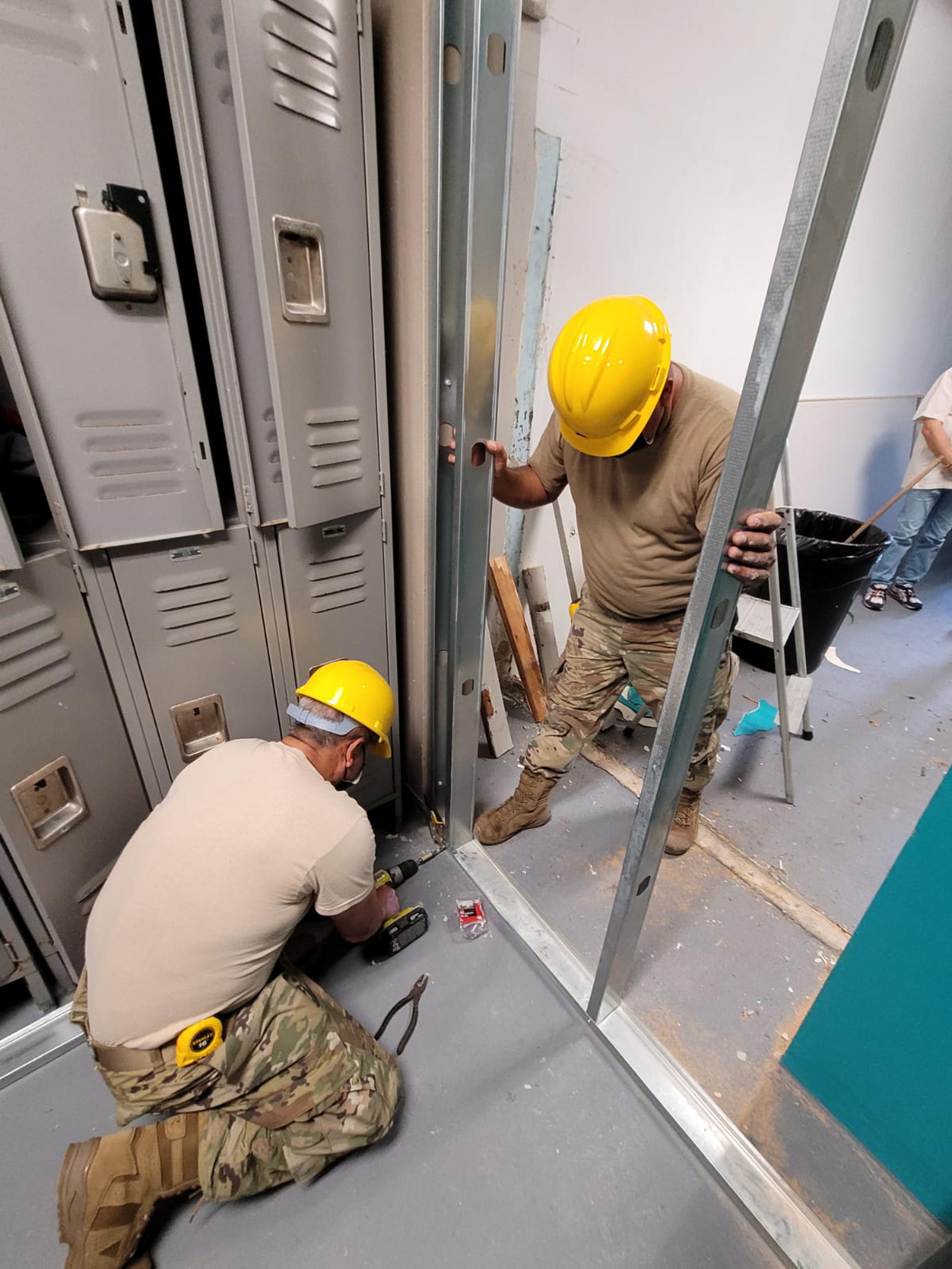 Ingenieros de la Guardia Nacional de Puerto Rico y la Guardia Estatal estarán trabajando en la rehabilitación de las áreas de vestidores y baños, así como otras áreas de la YMCA.