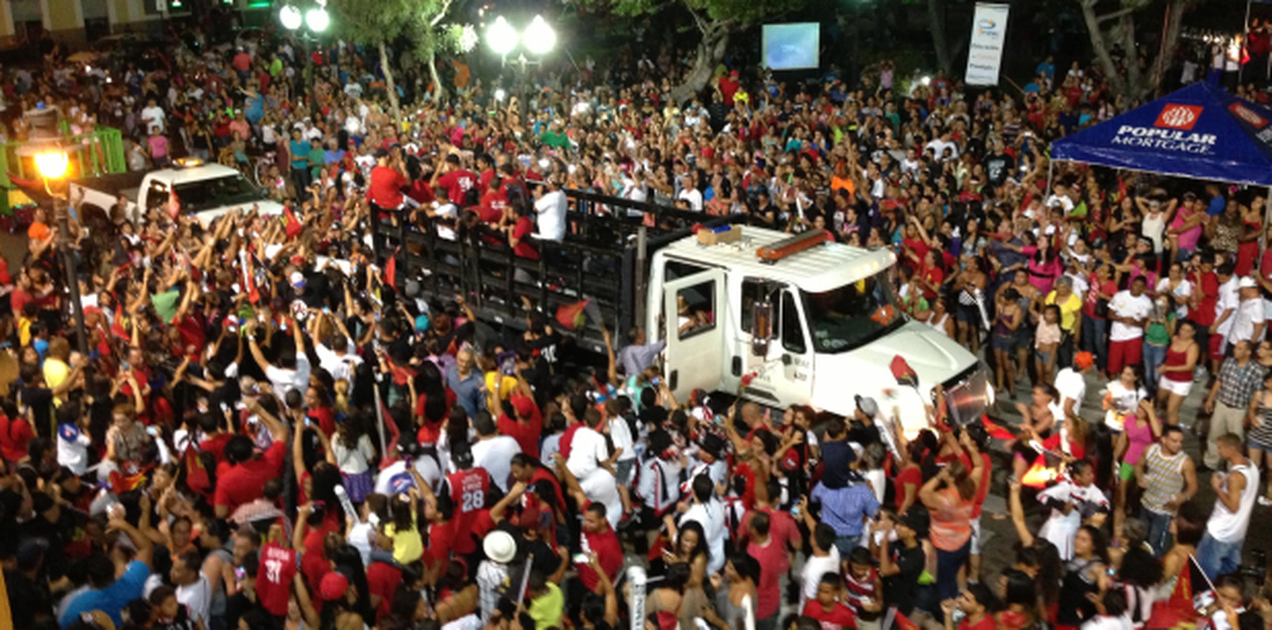 Los seguidores de los Leones escoltaron y celebraron a sus jugadores hasta llegar a la Plaza las Delicias en Ponce, donde el municipio preparó tremenda celebración. (Suministrada)