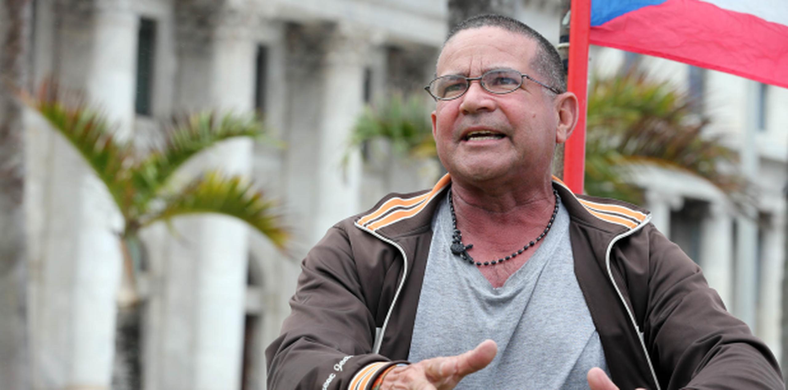 Juan Rolón Rivera lleva a cabo una singular protesta frente al Capitolio para reclamar cambios a la Ley del Certificado de Antecedentes Penales.(david.villafane@gfrmedia.com)
