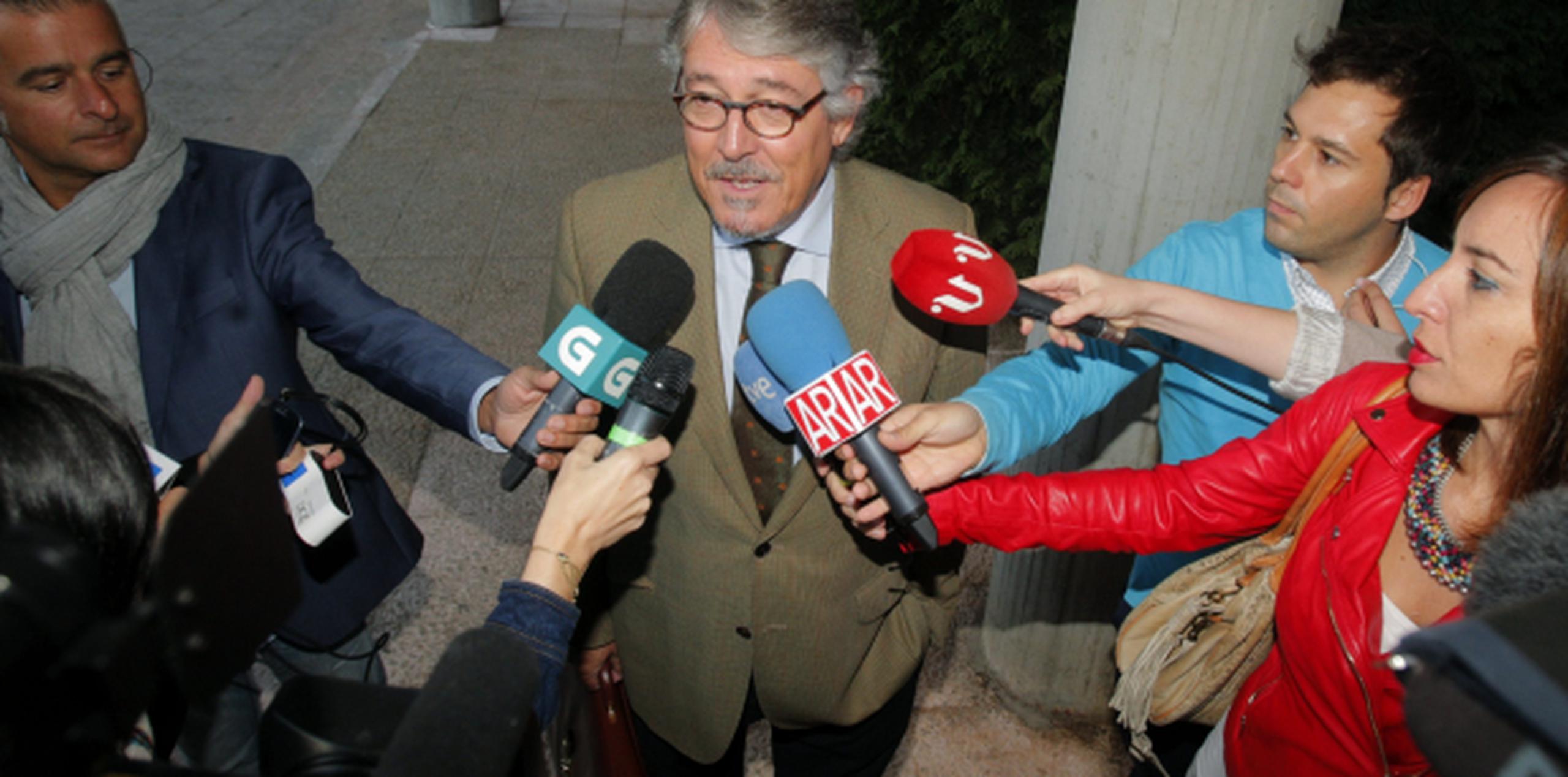 El abogado de Rosario Porto, José Luis Gutiérrez Aranguren, a su llegada hoy al juzgado donde ha comenzado el juicio por la muerte de Asunta Basterra,con la elección del jurado popular. (EFE)