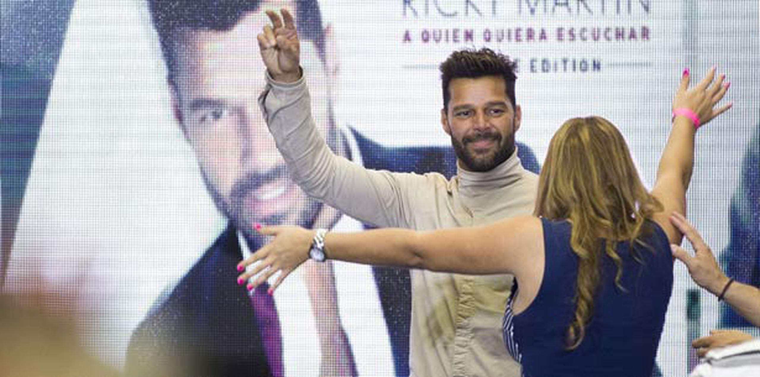 Los fanáticos de Ricky Martin pudieron fotografiarse con él, así como pedirle abrazos y autógrafos. (tonito.zayas@gfrmedia.com)