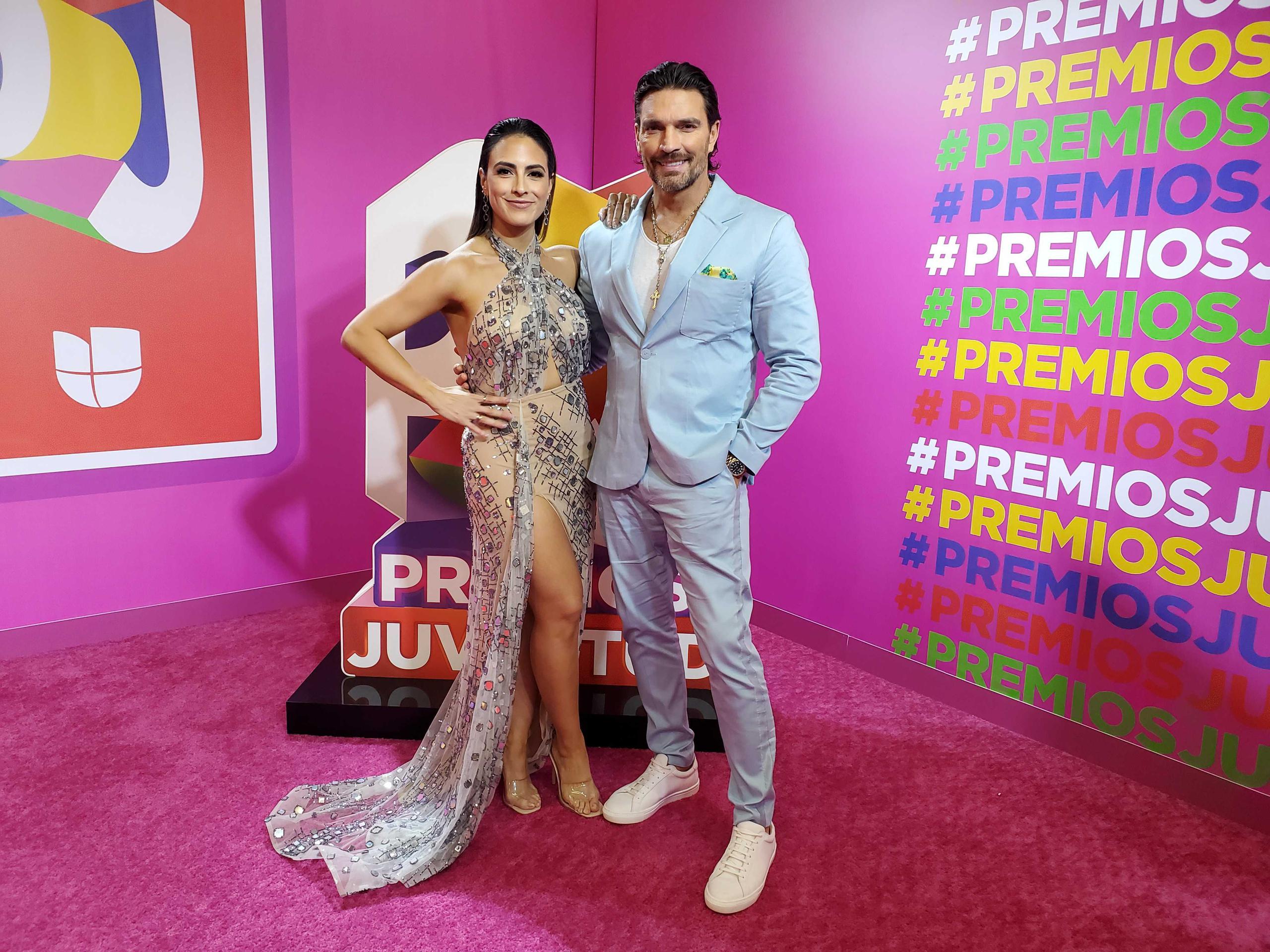 Valeria Marín y Julián Gil llegan a la alfombra de Premios Juventud.
