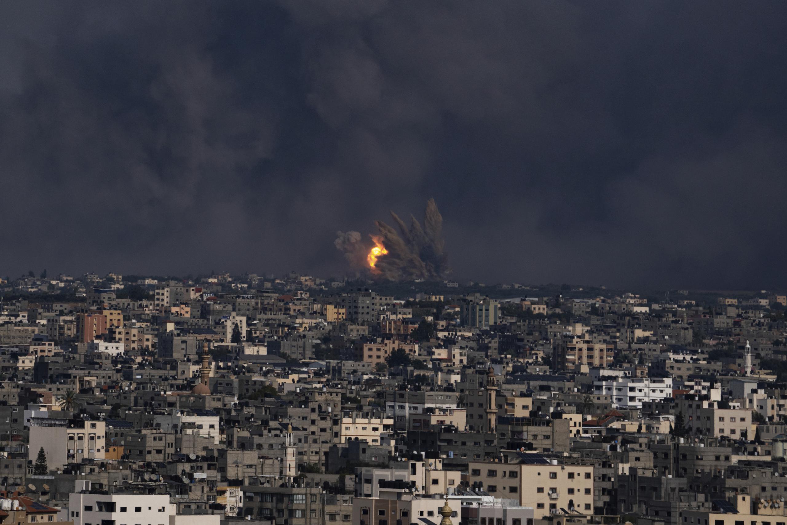 Humo y fuego se observan luego de un ataque aéreo israelí en la Ciudad de Gaza, el domingo 8 de octubre de 2023.