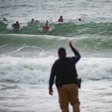 Rescatan a cinco personas de las fuertes corrientes que se registran en las playas
