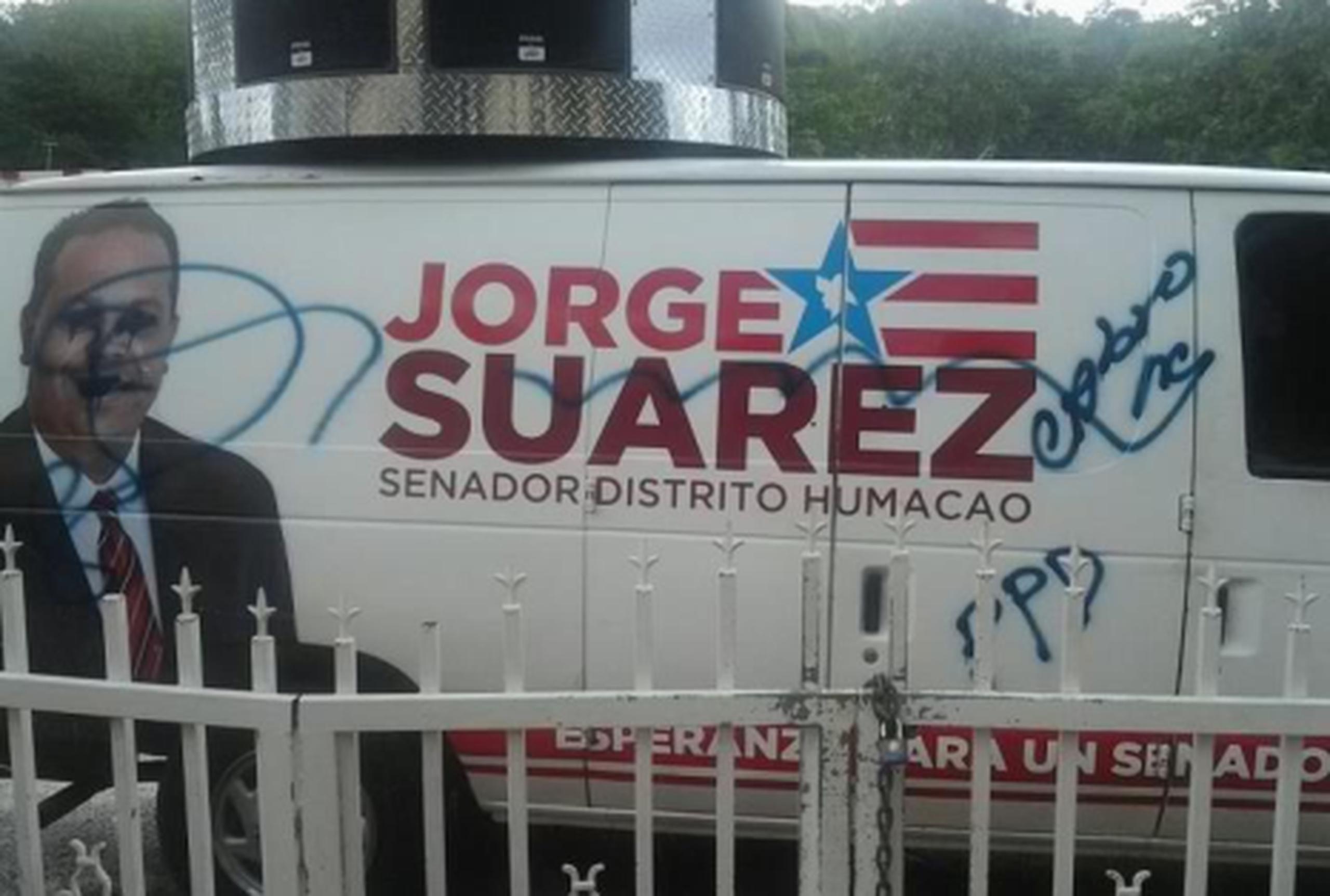 Una guagua de la campaña del senador popular Jorge Suárez fue vandalizada.(Suministrada)