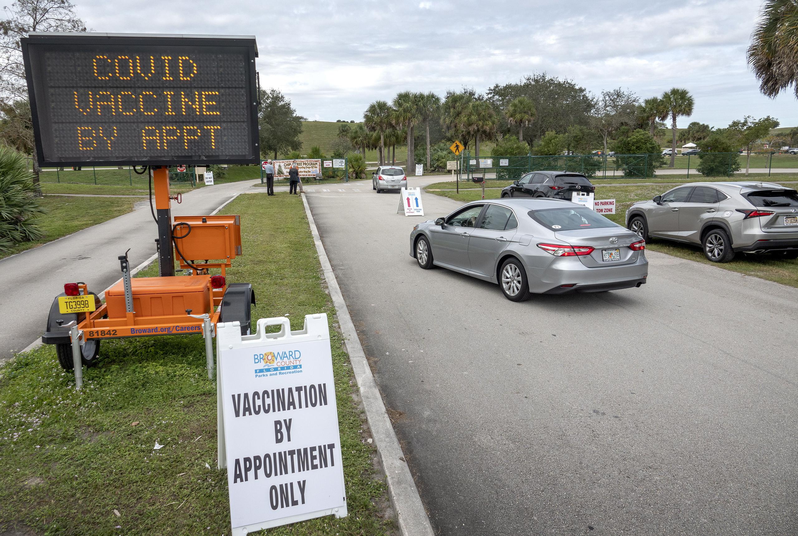 Conseguir una cita por internet y mostrar evidencia de ser mayor de 65 años es lo único que se requiere en Florida, lo que han aprovechado visitantes del estado para conseguir ser vacunados.