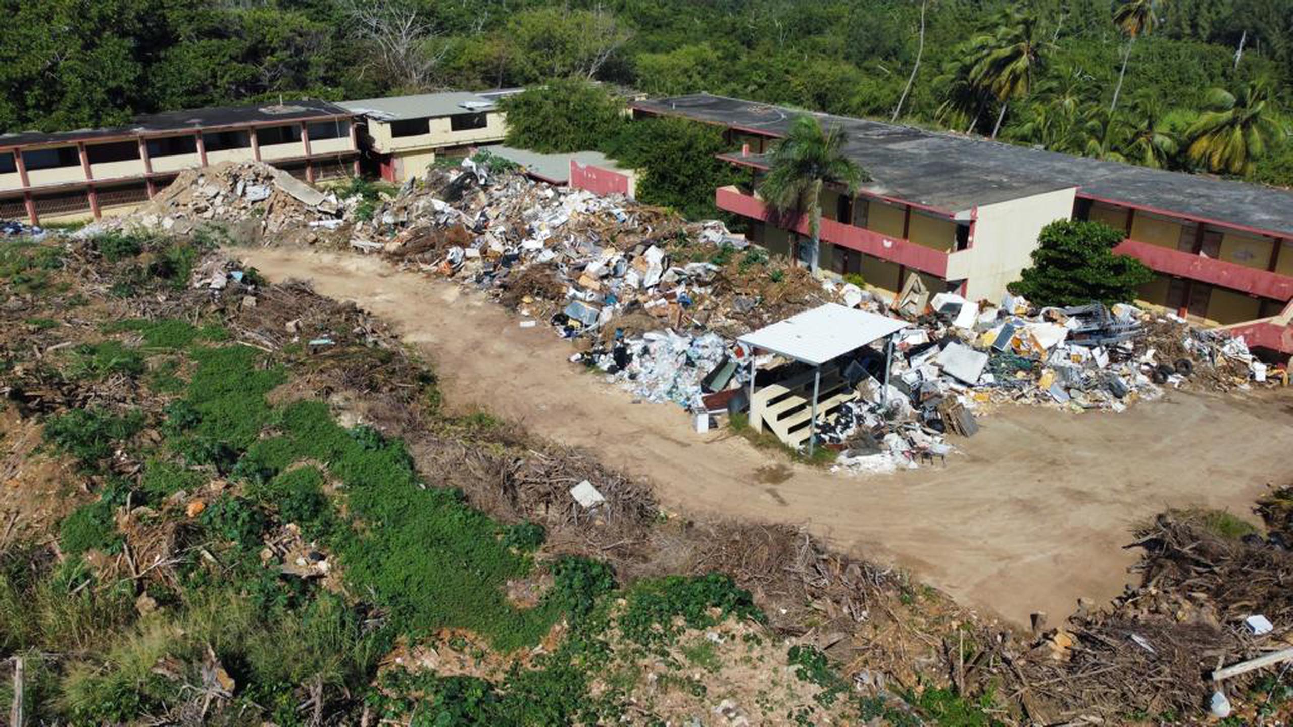 Los residentes del pueblo de Camuy, en especial los que viven en el área urbana y específicamente en los alrededores de la antigua escuela Pablo Ávila, denunciaron la acumulación de basura y escombros en la zona.
