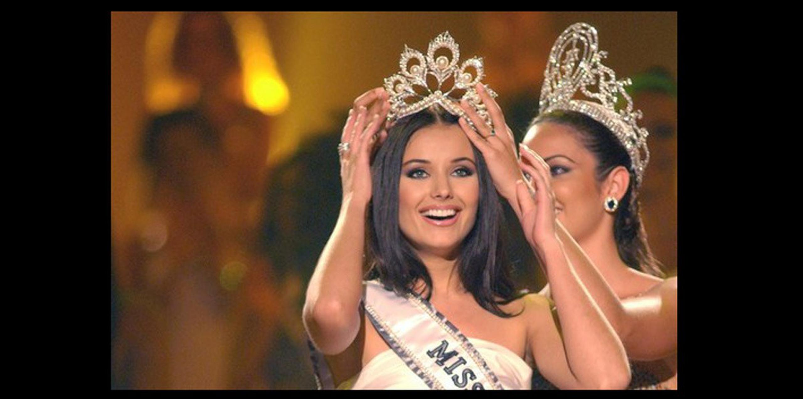 Oxana Fedorova, Miss Universo 2002. Se rumoró que estaba embarazada. Fedorova negó los rumores y dijo que renunció a su corona por razones personales. Oficialmente, fue despojada por no cumplir con las obligaciones. (Archivo)
