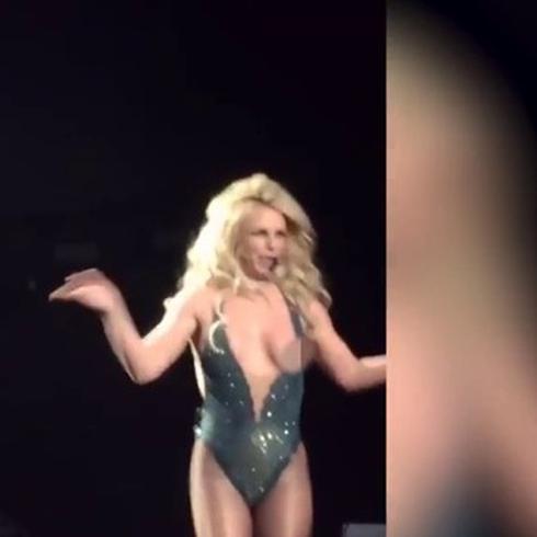 Britney enseña de más en concierto.