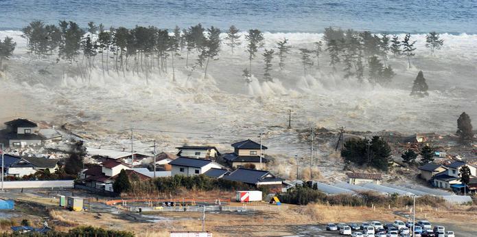 El tsunami en Japón que destruyó el reactor nuclear de Fukushima obligó a una evacuación masiva y costó a ese país cientos de miles de millones de dólares. (GFR Media)