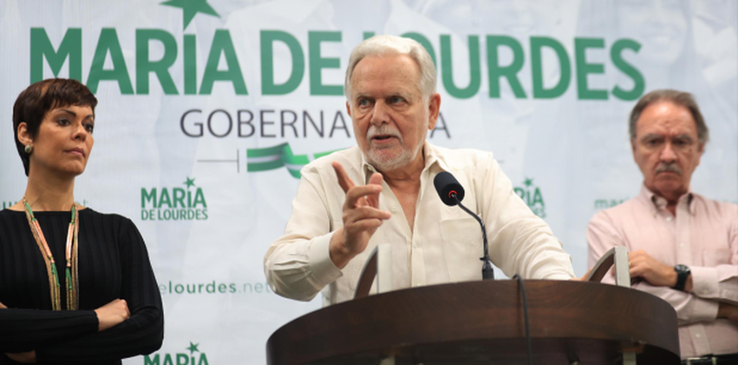 El presidente del PIP, Rubén Berríos Martínez, insistió en que “hay que ponerse de pie para descolonizar nuestra patria”. Atrás están Santiago y Martín. (teresa.canino@gfrmedia.com)