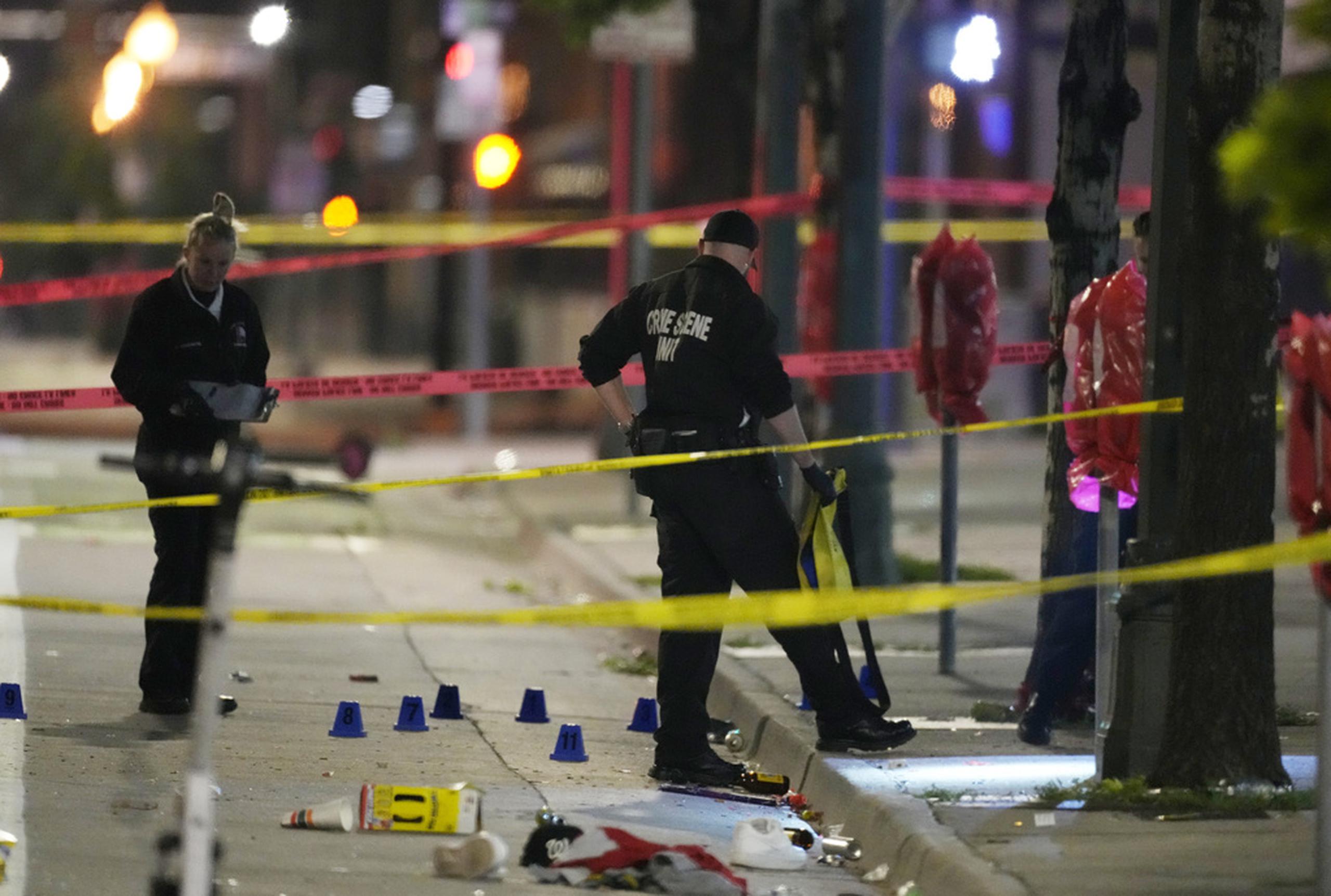 Investigadores del Departamento de la Policía de Denver trabajaban en la escena del tiroteo masivo en Market Street durante la celebración del título de la NBA de los Nuggets, el 13 de junio de 2023, en Denver.