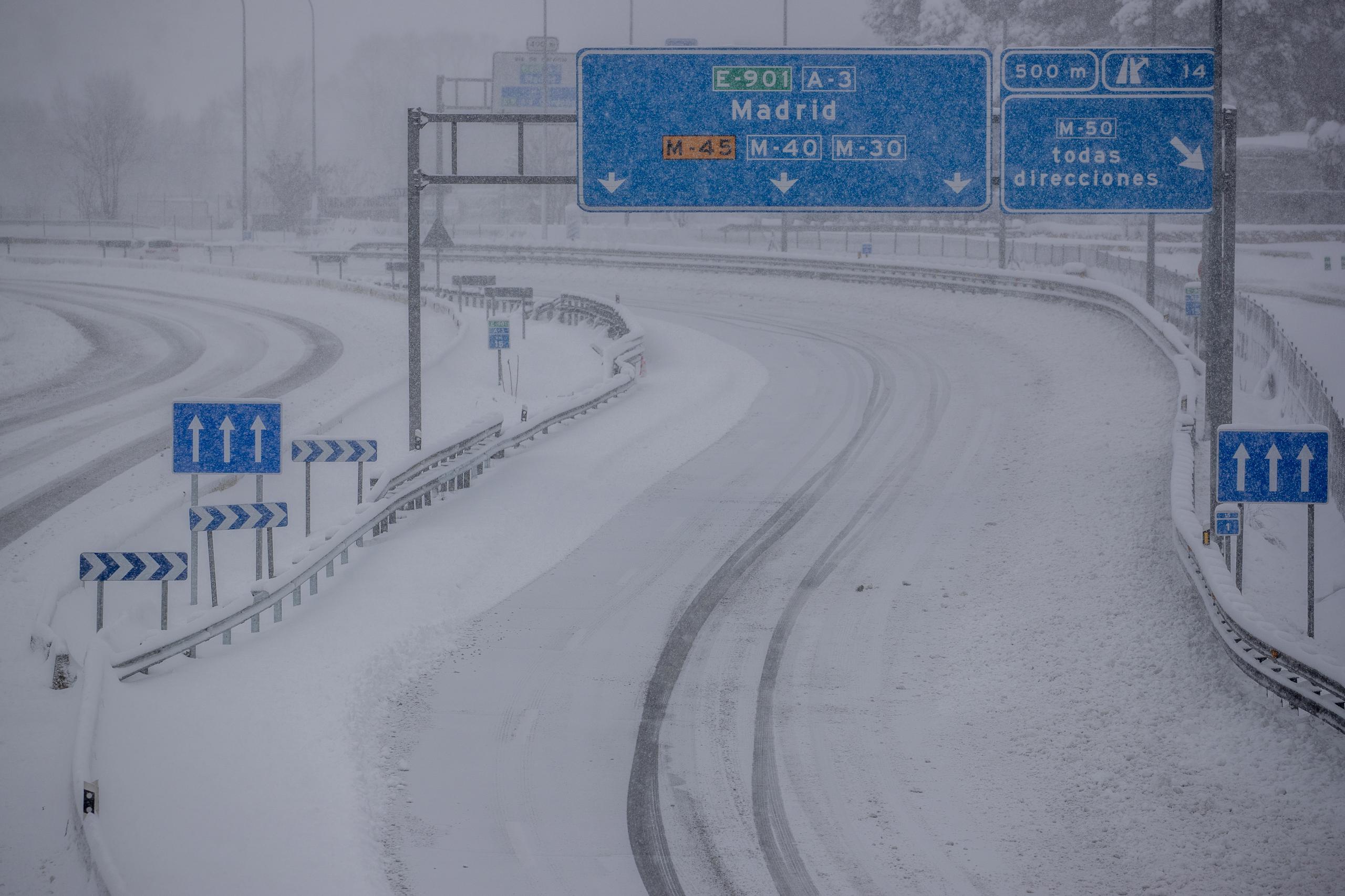 Vista de una autovía cubierta de nieve durante una fuerte nevada en Rivas Vaciamadrid, España, el sábado 9 de enero de 2021.