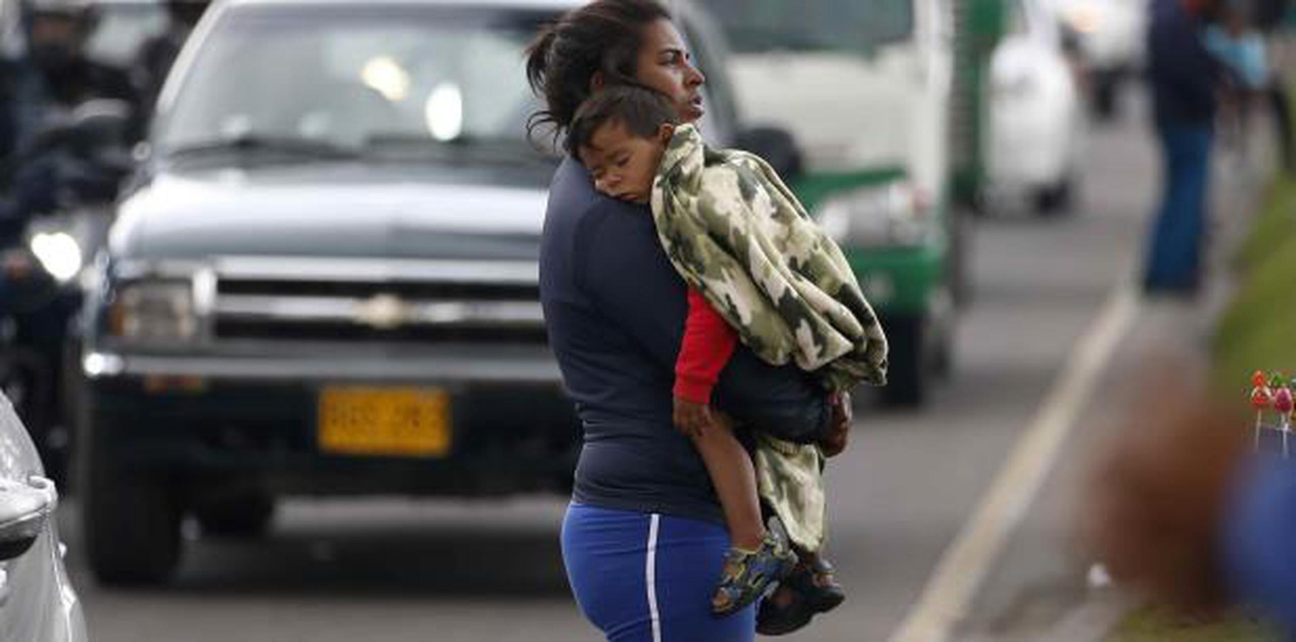 Las madres llevaban a sus bebés en brazos. El más joven tenía seis días y el mayor, 6 años. (AP)