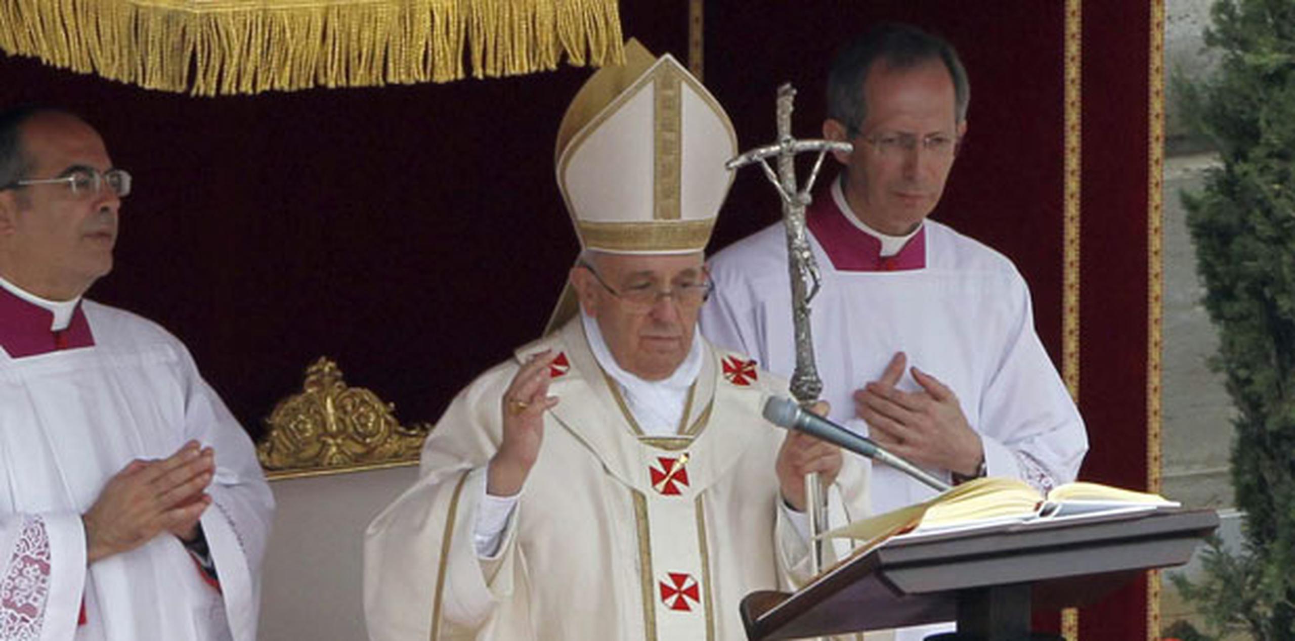 El papa Francisco declaró hoy santos a Juan Pablo II y Juan XXIII. (EFE/J.J.Guillen)