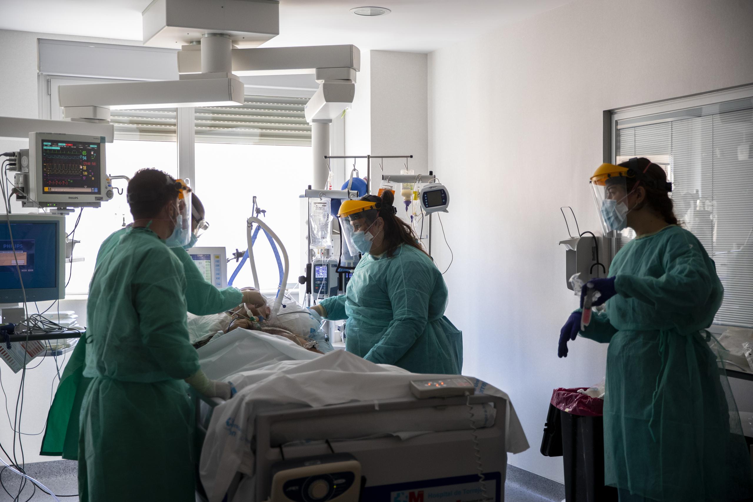 Un paciente contagiado con COVID-19 es atendido en una unidad de terapia intensiva del Hospital Universitario de Torrejón, en España.
