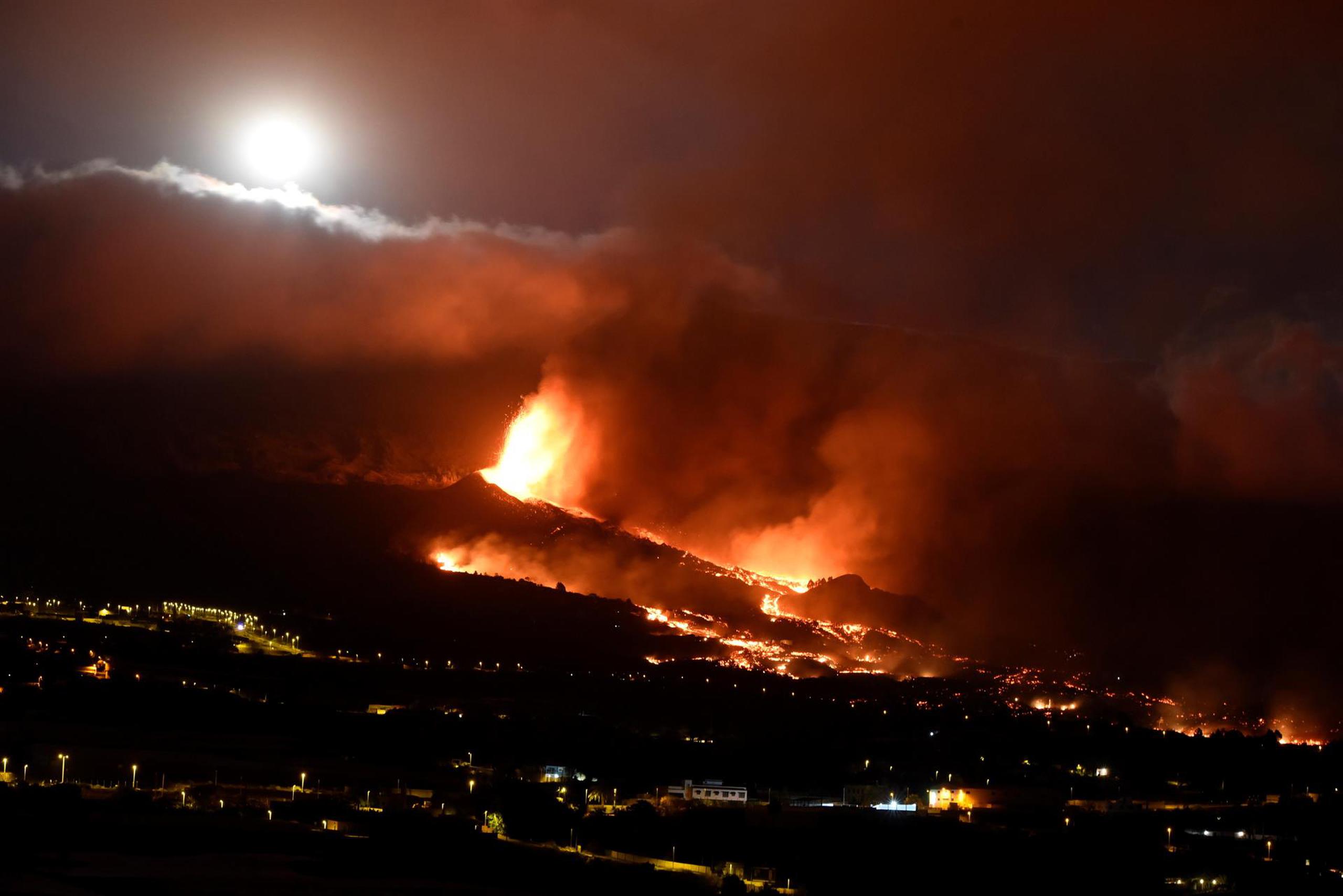 El Instituto Volcanológico de Canarias calcula que el volcán emite entre 7,997 y 10,665 toneladas diarias de dióxido de azufre a la atmósfera.