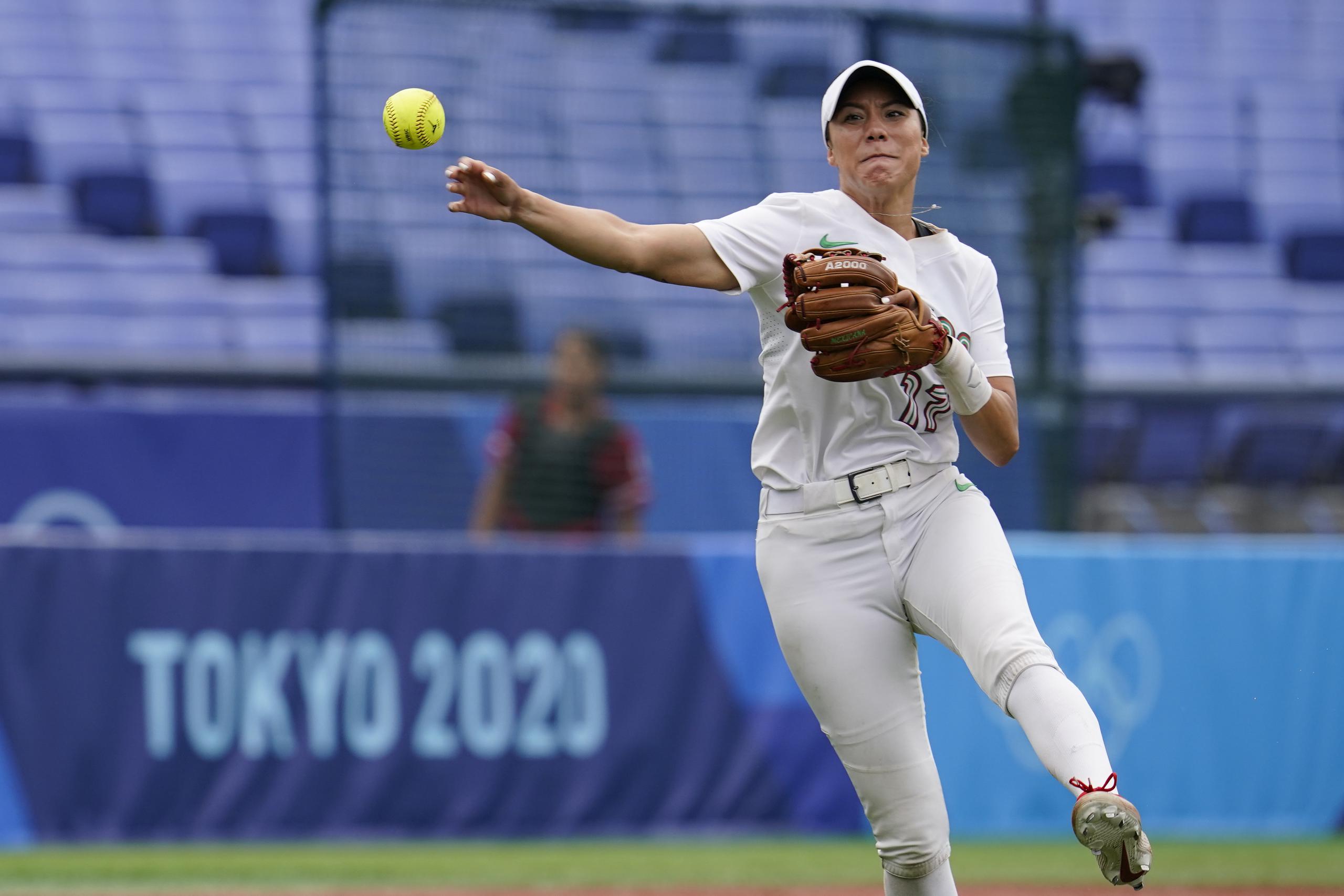 La mexicana Anissa Urtez lanza a primera base durante un partido con Canadá por el bronce en el torneo olìmpico de sóftbol de Tokio 2020.
