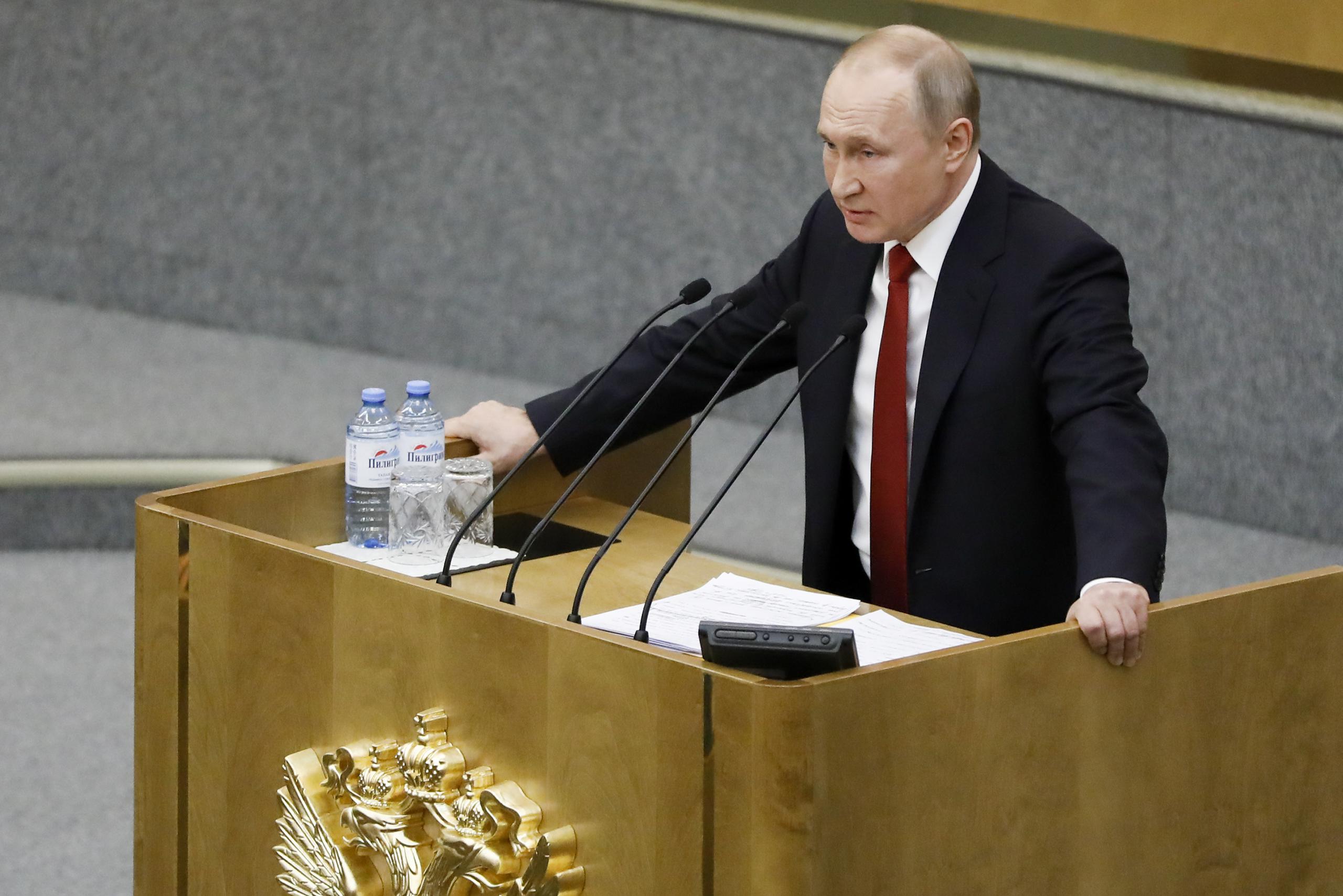 El presidente ruso Vladimir Putin habla en una sesión previa a la votación sobre enmiendas constitucionales en la cámara baja del Parlamento, en Moscú