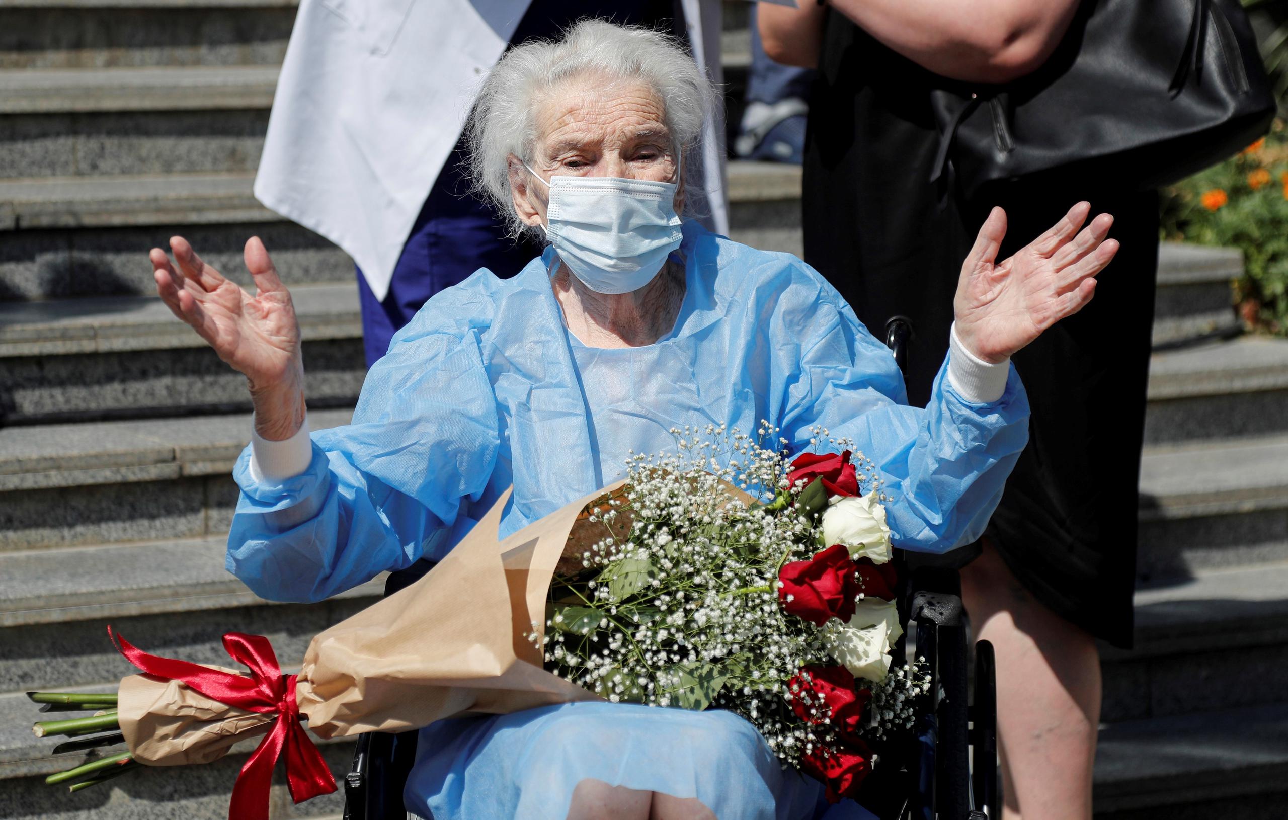 La ciudadana georgiana Leonila Gvajava, de 111 años, posa a su salida del hospital tras recuperarse de la COVID-19, en Tbilisi, Georgia. EFE/ Zurab Kurtsikidze
