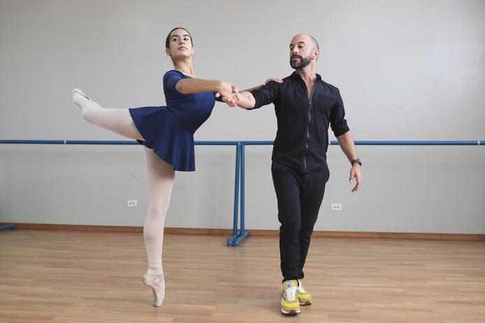 El profesor y bailarín Andy Machin dirigió a Carla Figueroa Ortiz en gran parte de su desarrollo en el baile en esta escuela.