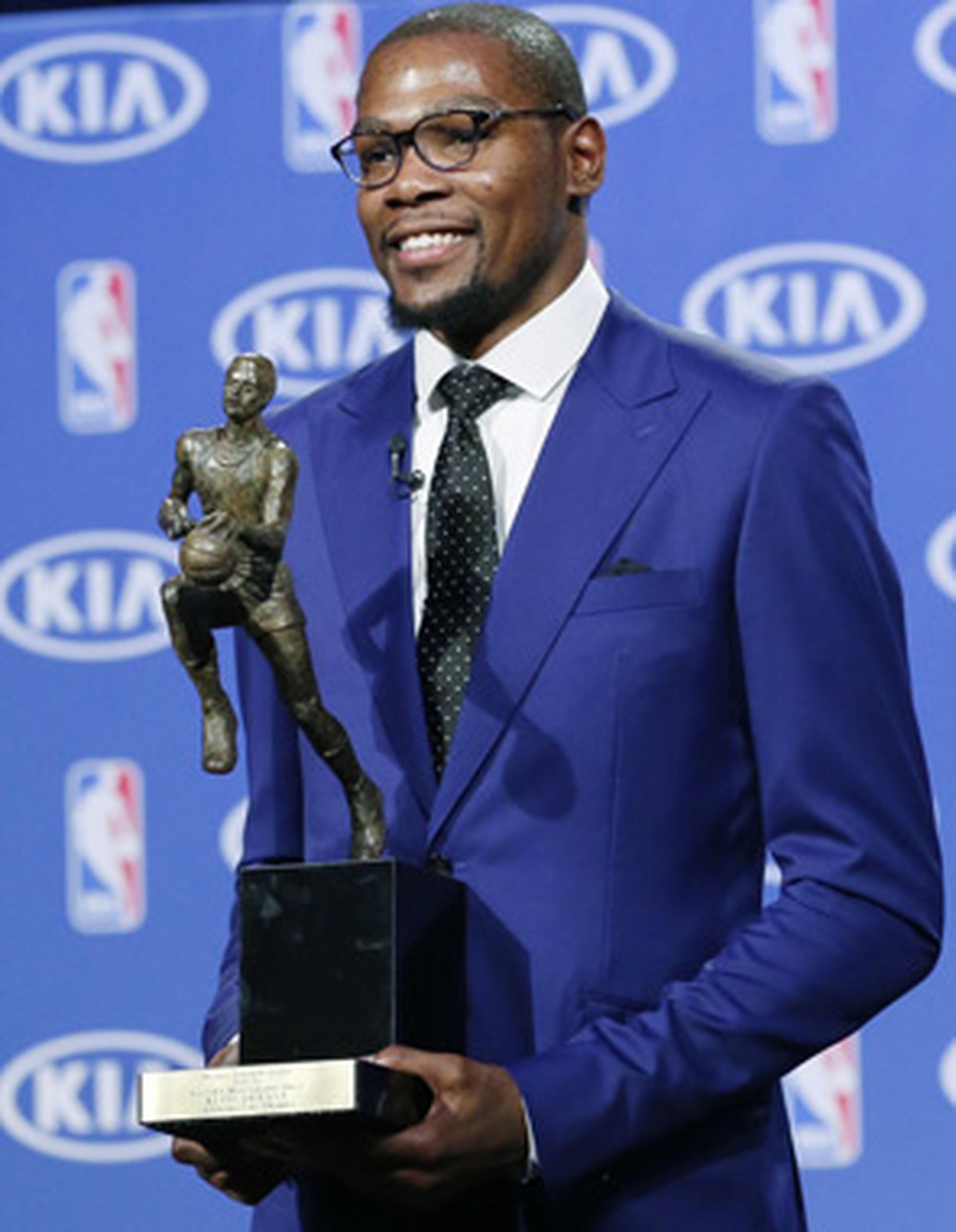 El astro del Thunder de Oklahoma City ganó hoy el premio al Jugador Más Valioso de la NBA. (AP)