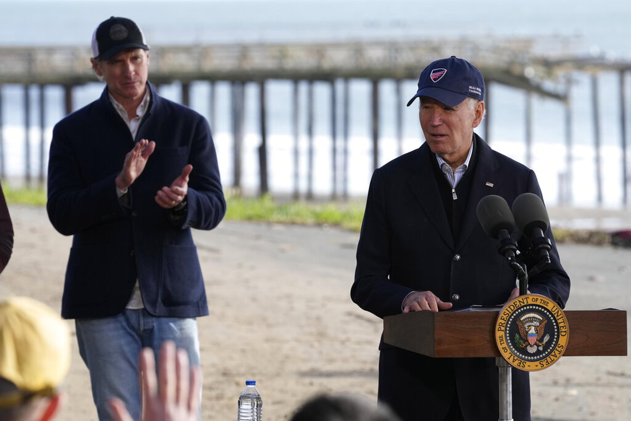 El presidente Joe Biden habla mientras el gobernador de California, Gavin Newsom, lo escucha en el Parque Estatal Seacliff en Aptos, California, el 19 de enero de 2023.