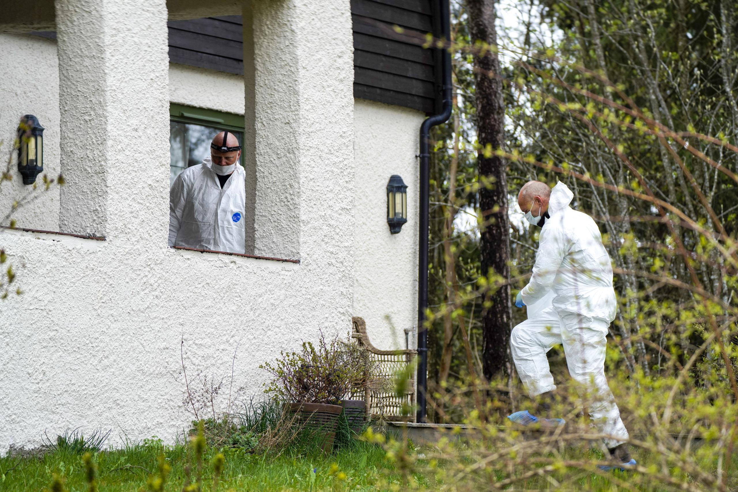 Investigadores de la policía examinan una residencia en Lorenskog, cerca de Oslo, después de que el esposo de Ann-Elisabeth Hagen, Tom Hagen, fuera arrestado en la investigación sobre la desaparición de su esposa