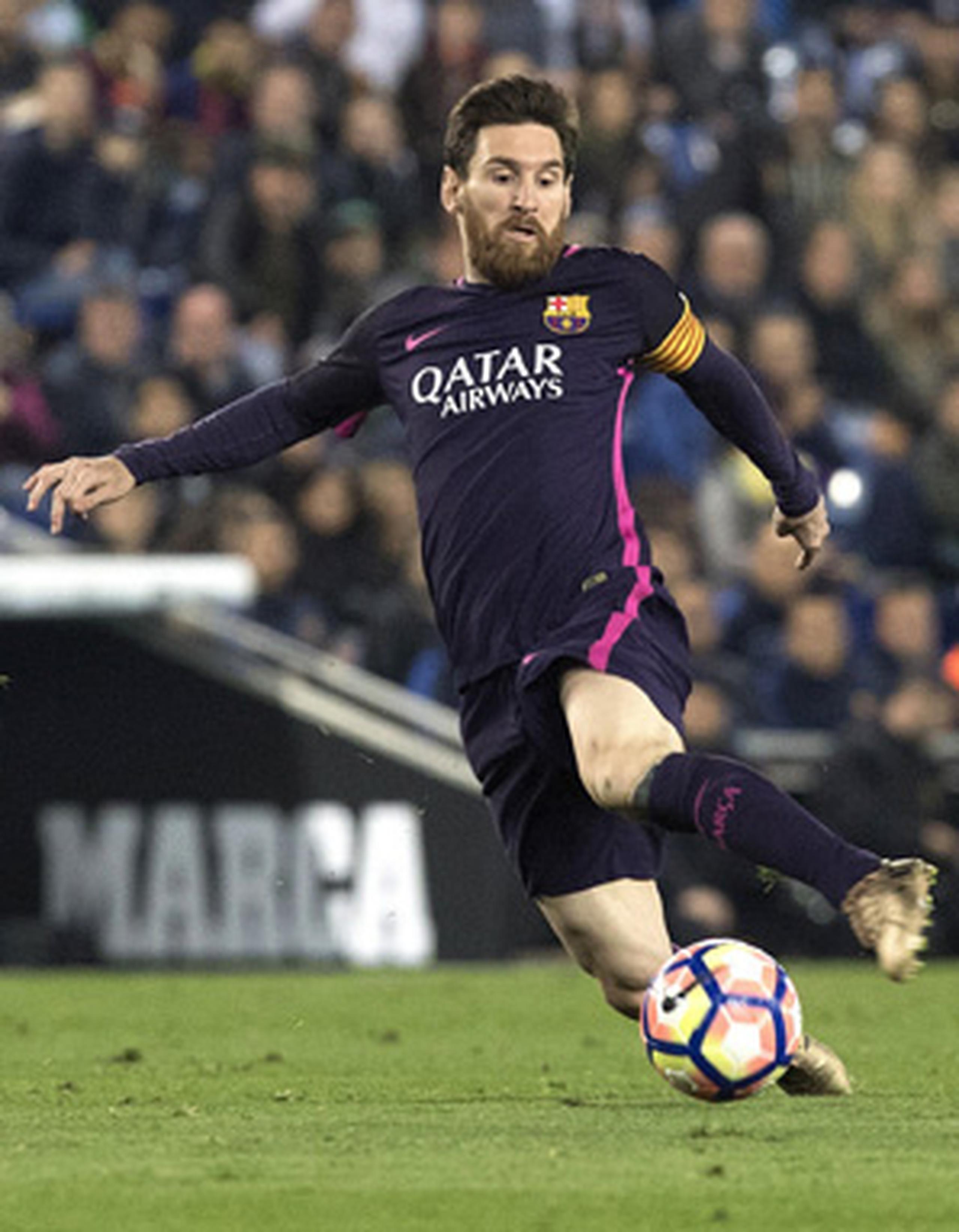 Messi ya cumplió un partido de la suspensión, impuesta cuando la comisión de disciplina emitió su fallo horas antes de la derrota de Argentina ante Bolivia por 2-0 en marzo. (AP)