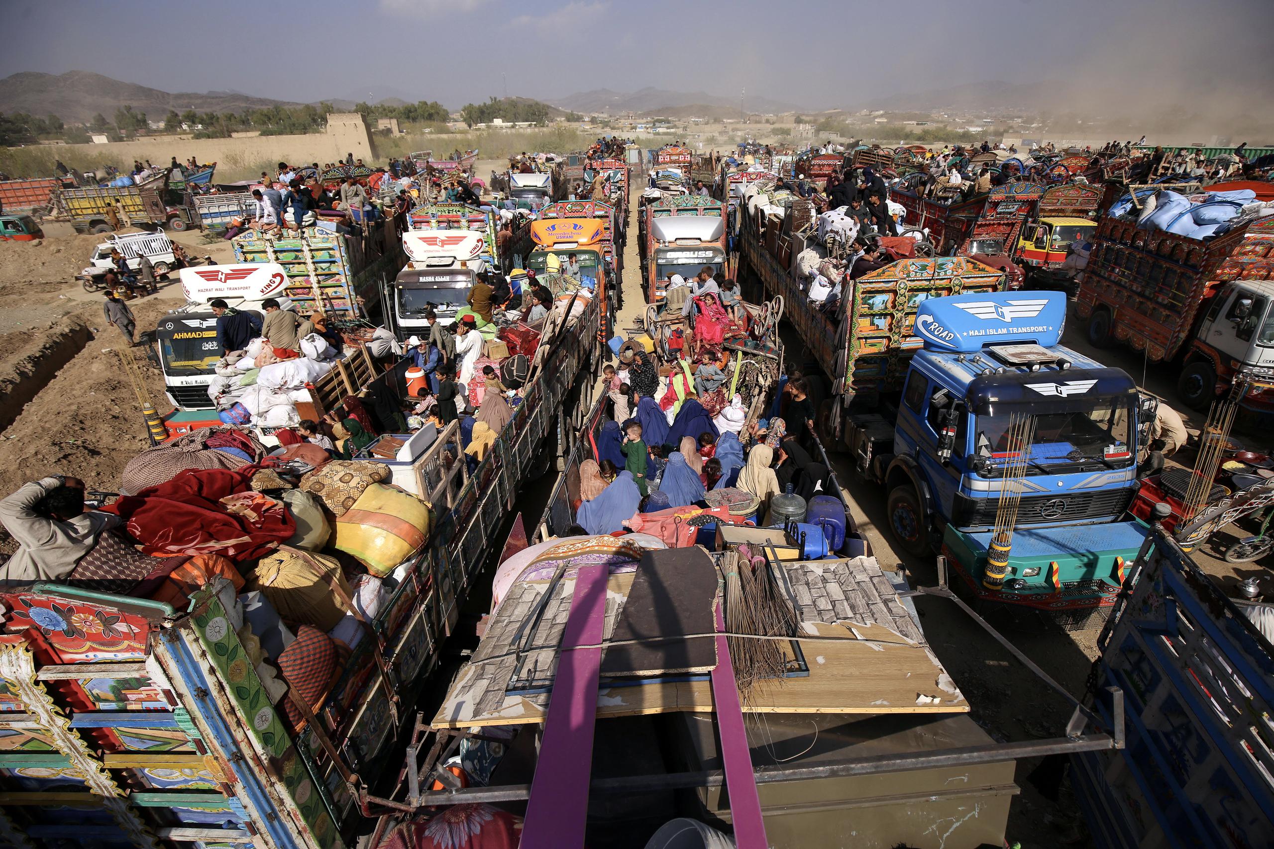 A escasas horas de que expire el plazo que Pakistán concedió a todos los migrantes indocumentados para abandonar el país, el caos impera en los principales pasos fronterizos con Afganistán, donde cientos de camiones cargados con miles de afganos forman colas kilométricas, a la espera de ser registrados por las autoridades. EFE/EPA/Bilawal Arbab
