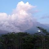 En alerta máxima Indonesia tras la erupción de volcán 