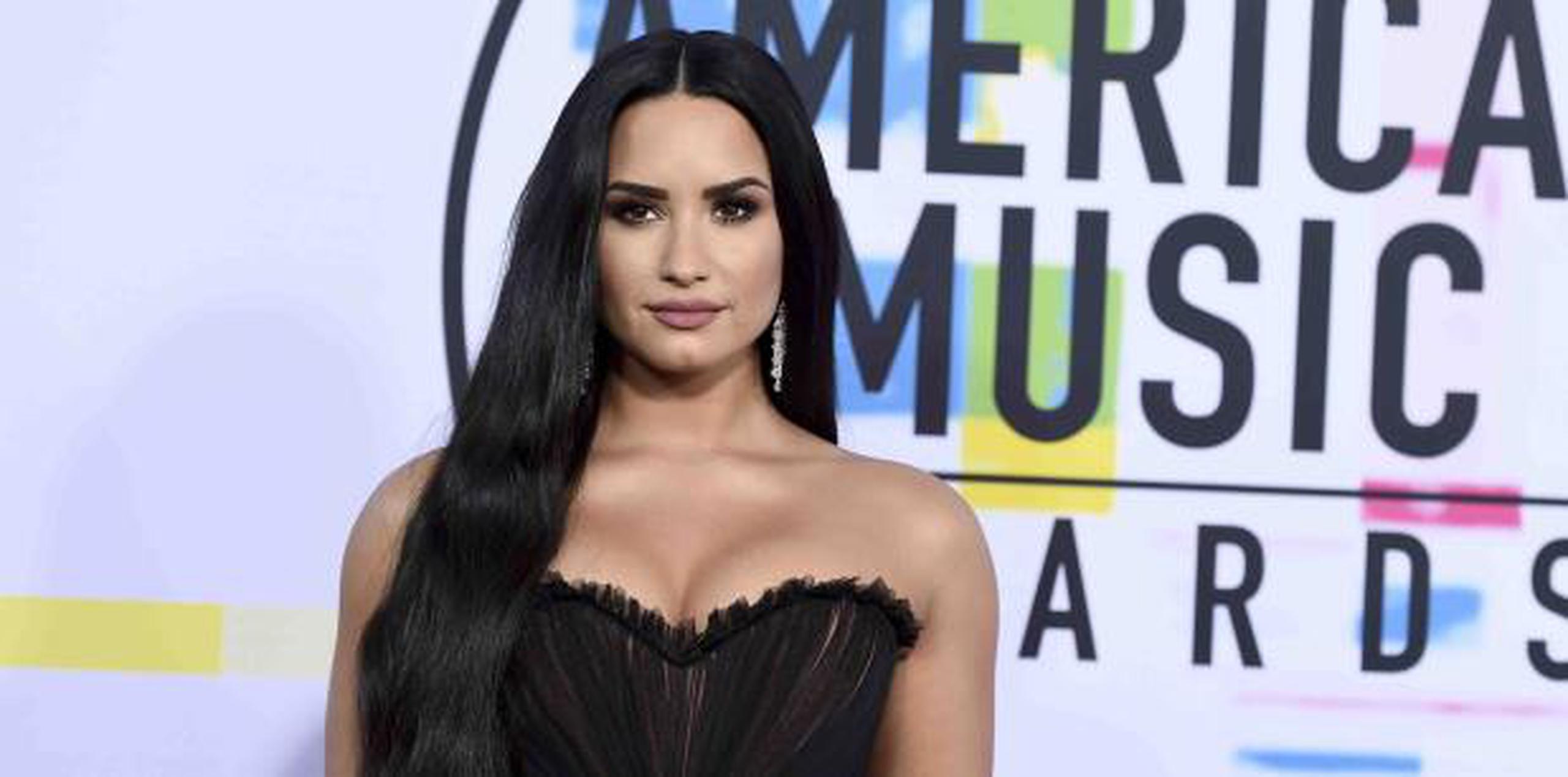 El representante de Demi Lovato dijo el martes que la joven artista estaba despierta y recuperándose con su familia tras ser hospitalizada, según reportes, por una sobredosis. (AP)