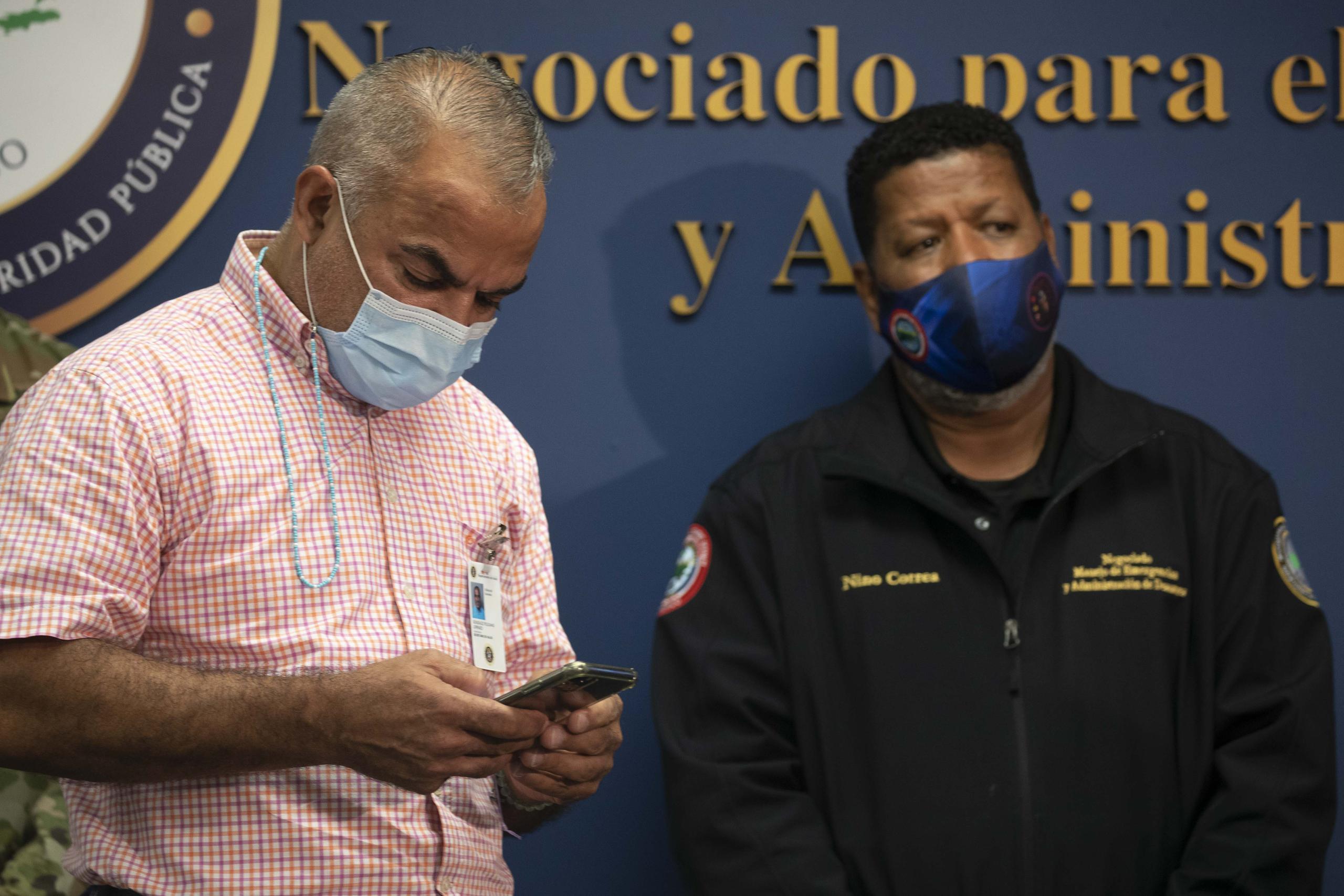 En la foto, el secretario de Salud, Lorenzo González y Nino Correa, quien maneja el negociado para el Manejo de Emergencia.