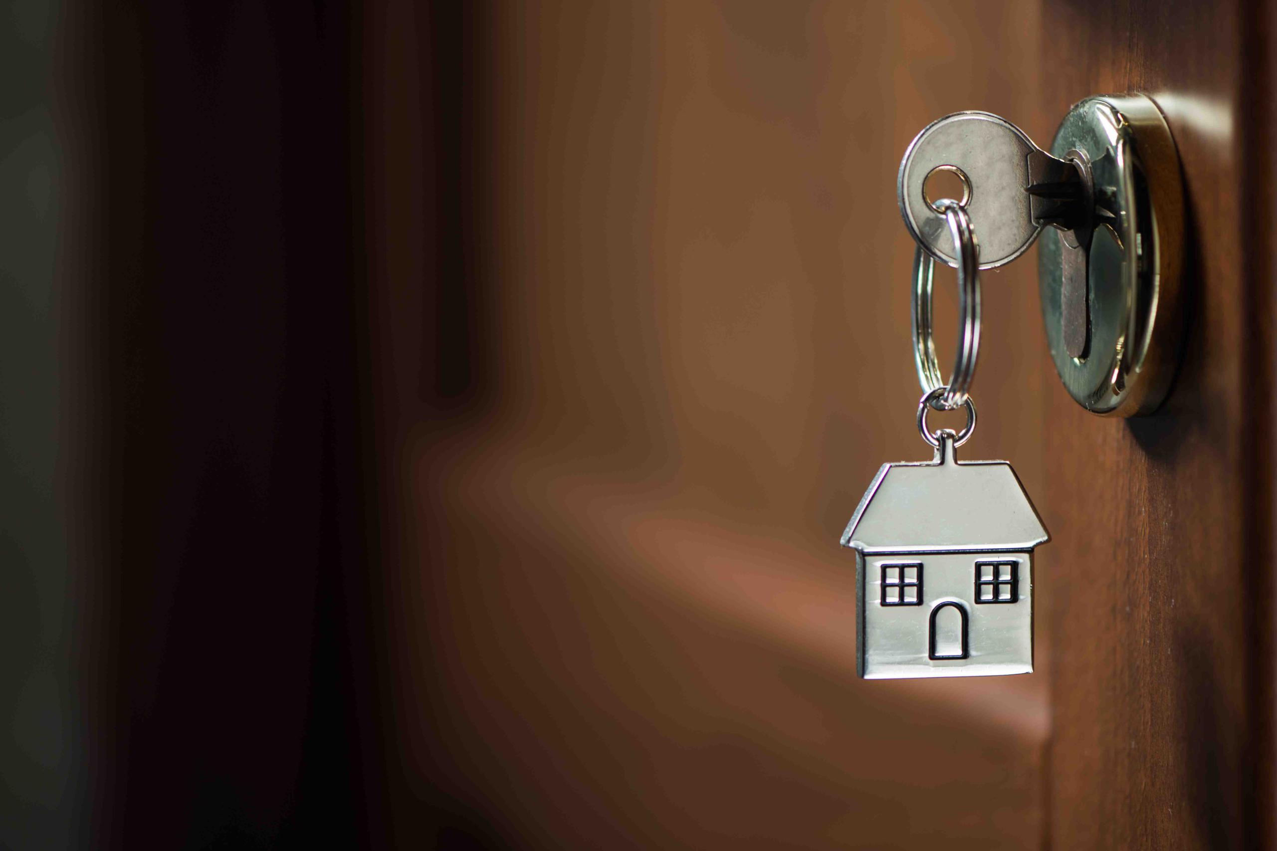 Aunque el alza reciente en las tasas de interés ha hecho que el refinaciamiento hipotecario sea una actividad menos rentable, la posibilidad de  aumentos adicionales a la tasa ha impulsado la compra de residencias. (Shuttersotck)