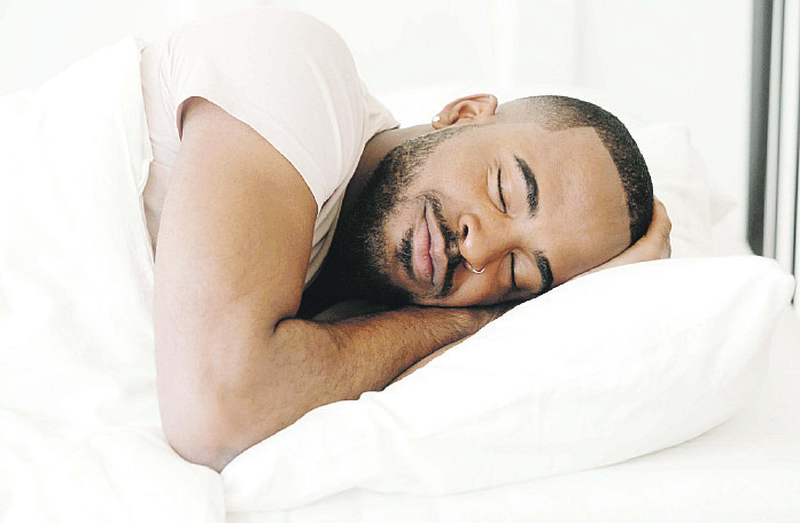Un estudio señala que quienes duermen menos de seis horas cada noche tienen aproximadamente el doble de probabilidades de sufrir un derrame cerebral o un ataque cardíaco.