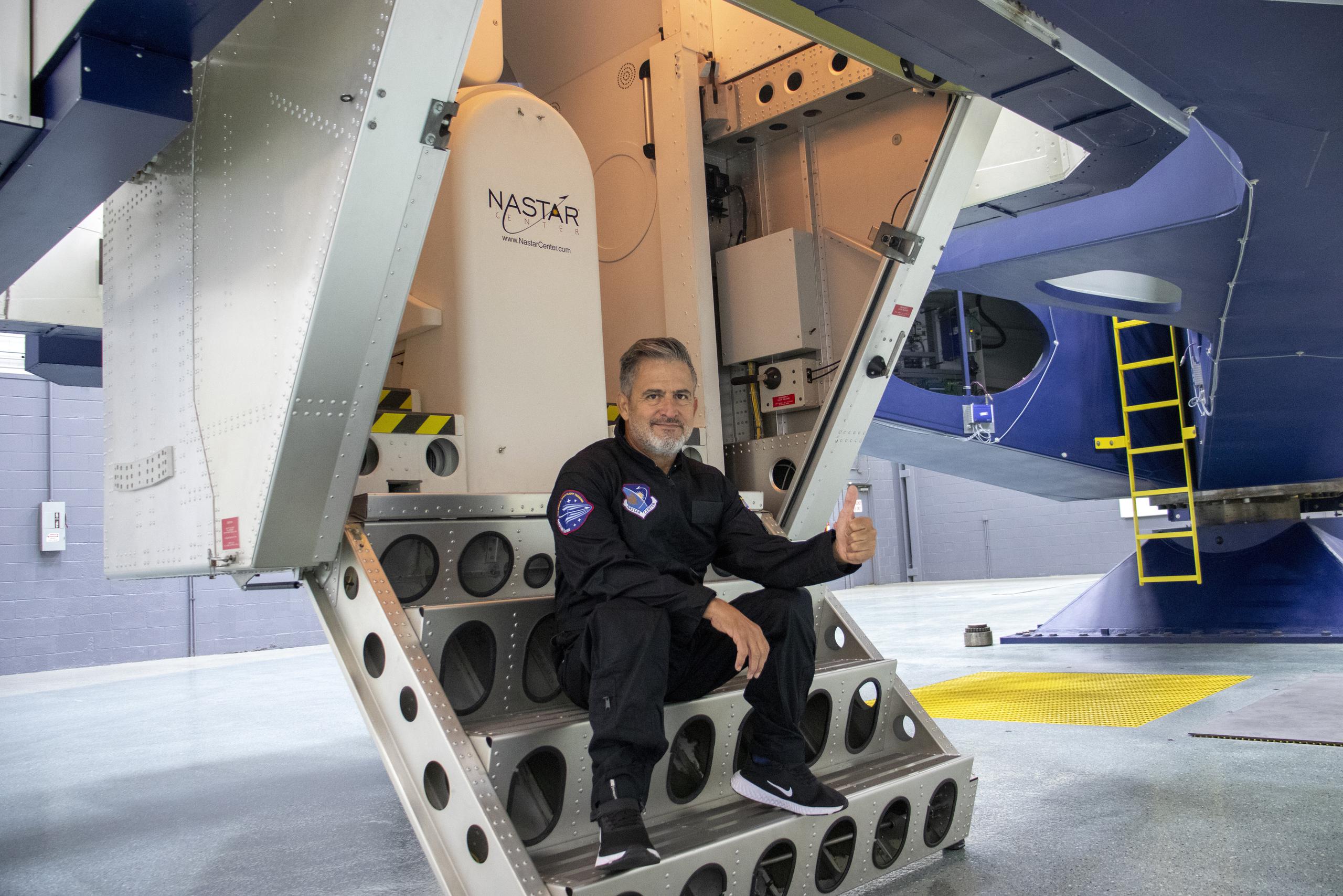 En la imagen proporcionada por la Fundación Jean Maggi, se observa a Jean Maggi, un argentino de 58 años que padece poliomielitis, posando en un simulador espacial en el National Aerospace Training and Research (NASTAR) Center en las afueras de Filadelfia, Pensilvania, el 9 de abril de 2021.