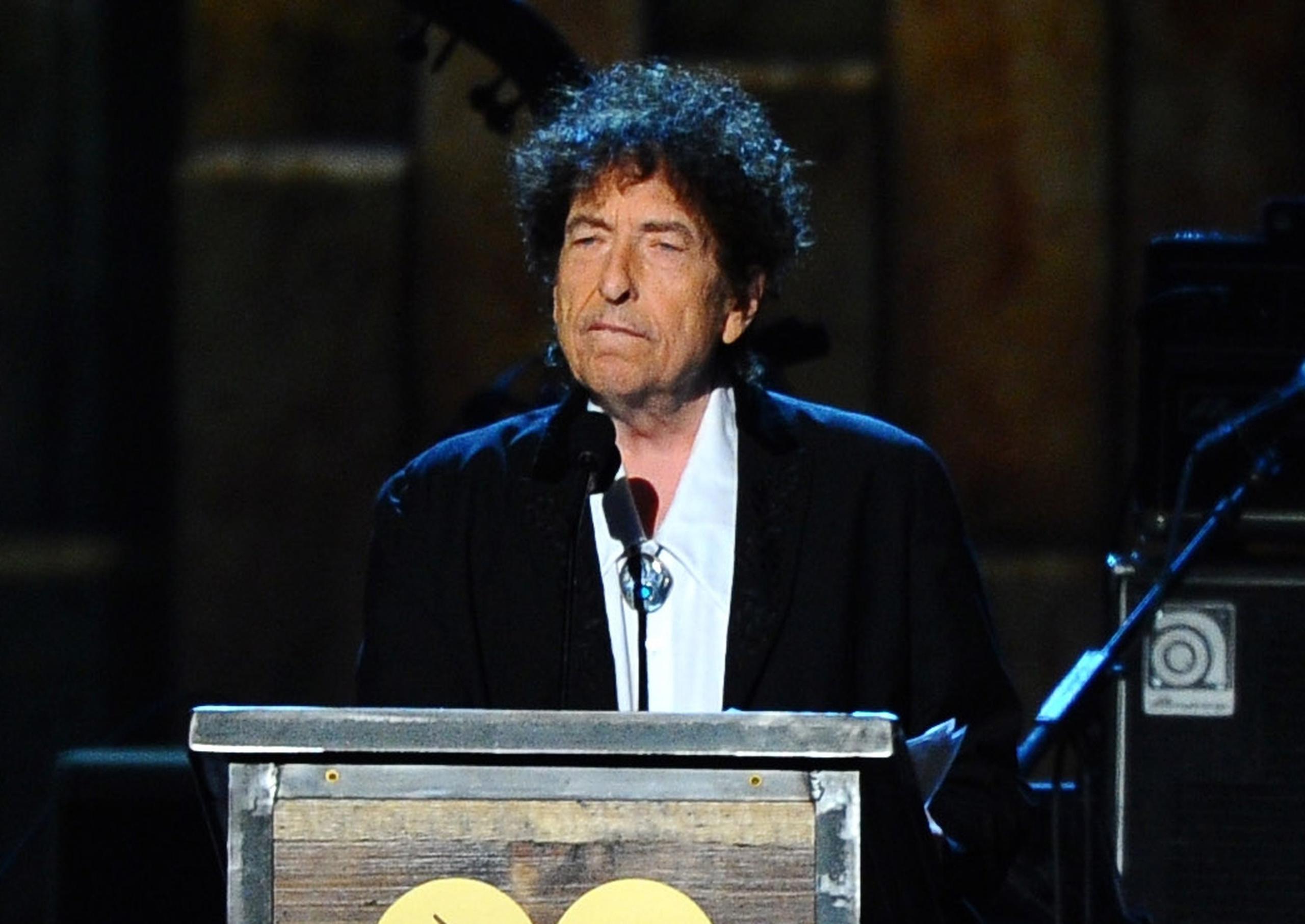 En esta foto del 6 de febrero del 2015, Bob Dylan acepta el premio a la Persona del Año de MusiCares en Los Angeles