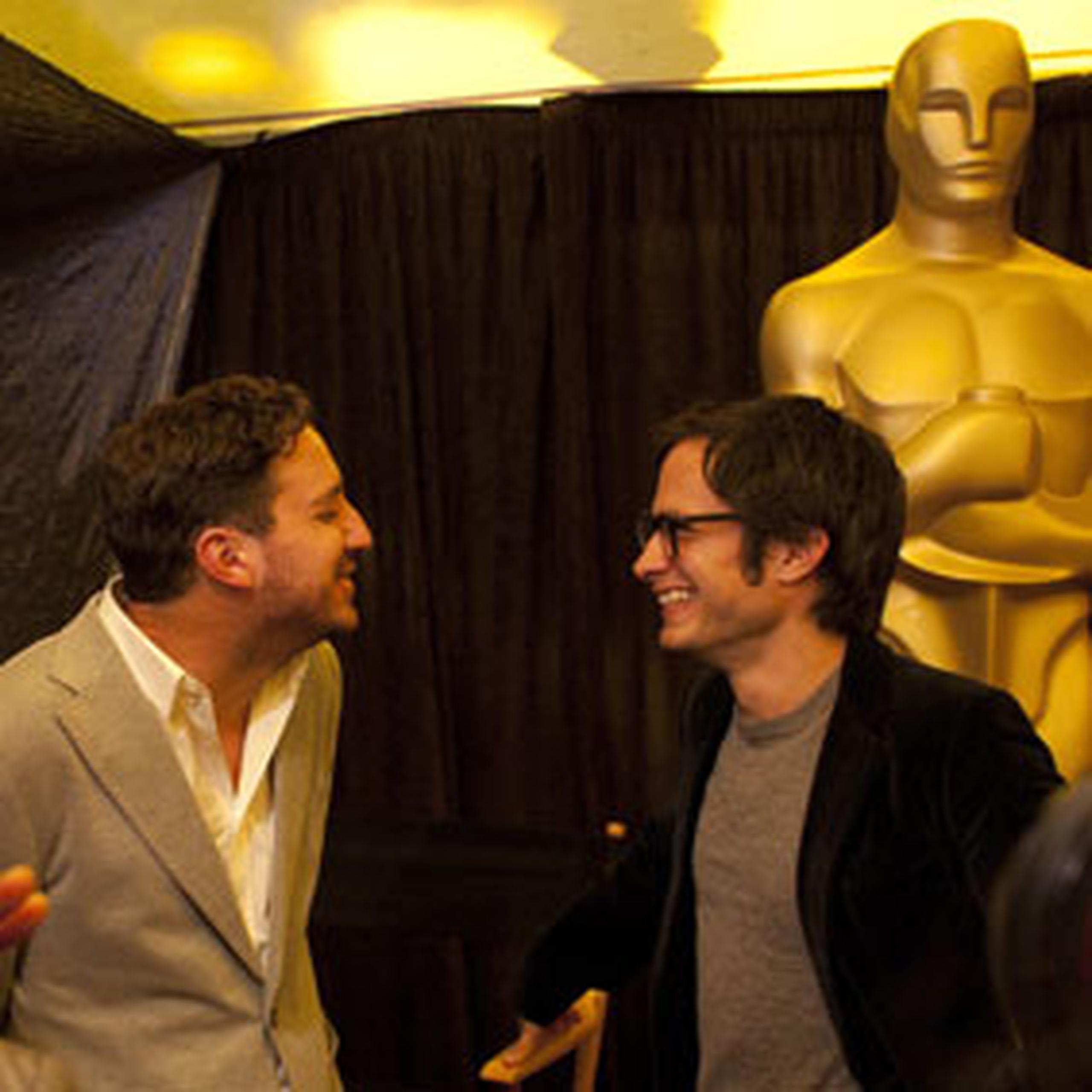 El actor mexicano Gael García Bernal (derecha.) sonríe con el director del filme chileno "No" nominado al Óscar a la mejor película extranjera, Pablo Larraín. (AP)