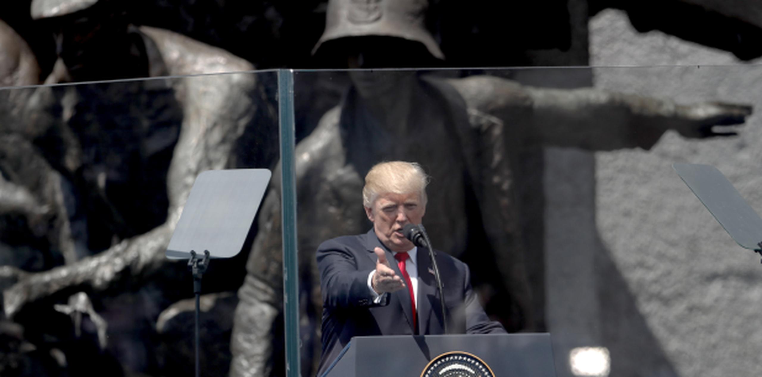 Trump ofreció un mensaje en la plaza Krasinki durante el inicio de su segundo viaje como presidente de Estados Unidos. (AP)