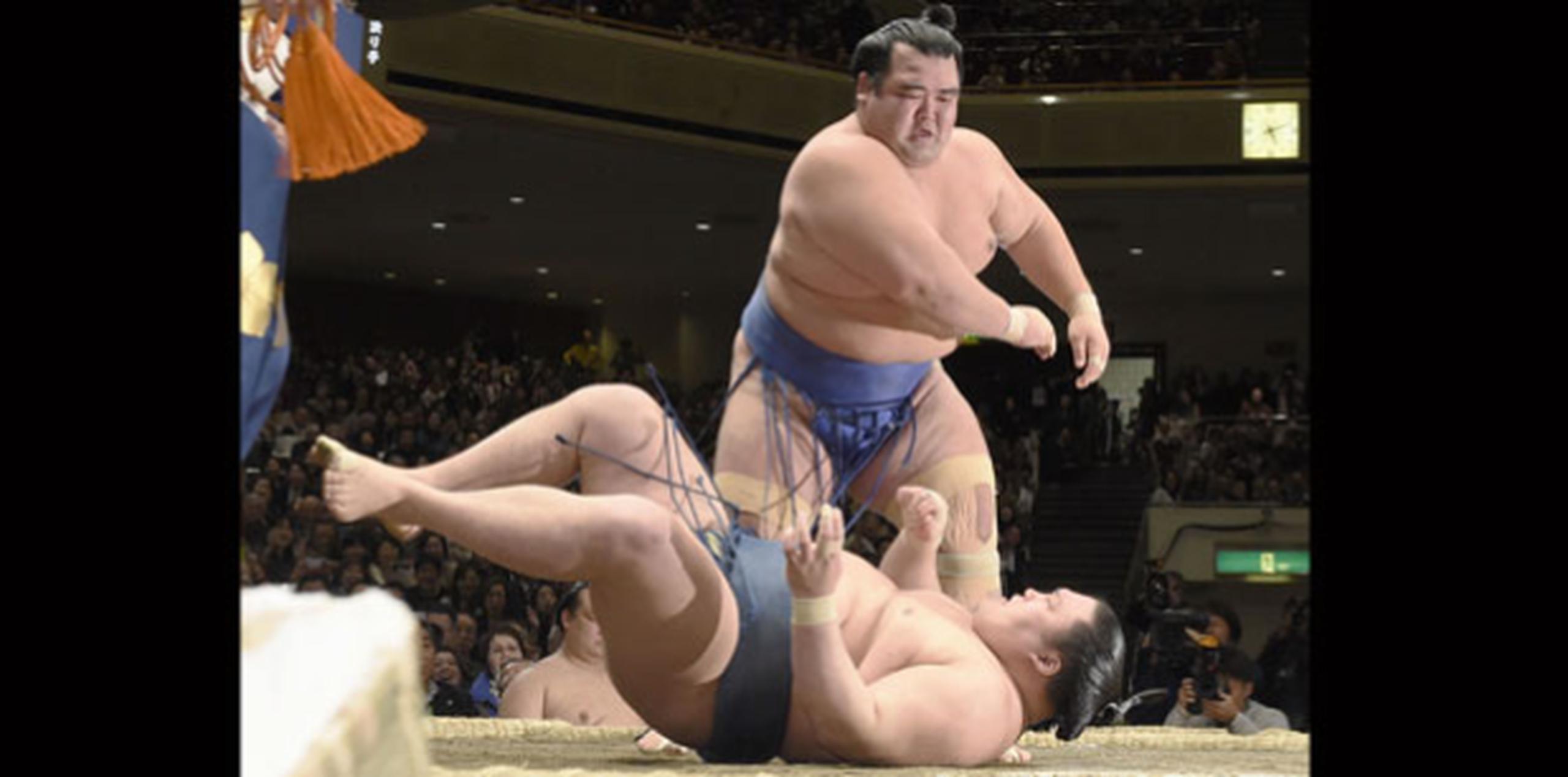 El nuevo campeón Kotoshogiku lanza al suelo a su rival de la final, Goeido, para coronarse campeón de la Copa Emperador de sumo. (Yoshinobu Shimizu/Kyodo News via AP)