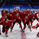 Las mujeres sacan al cara por el deporte nacional canadiense
