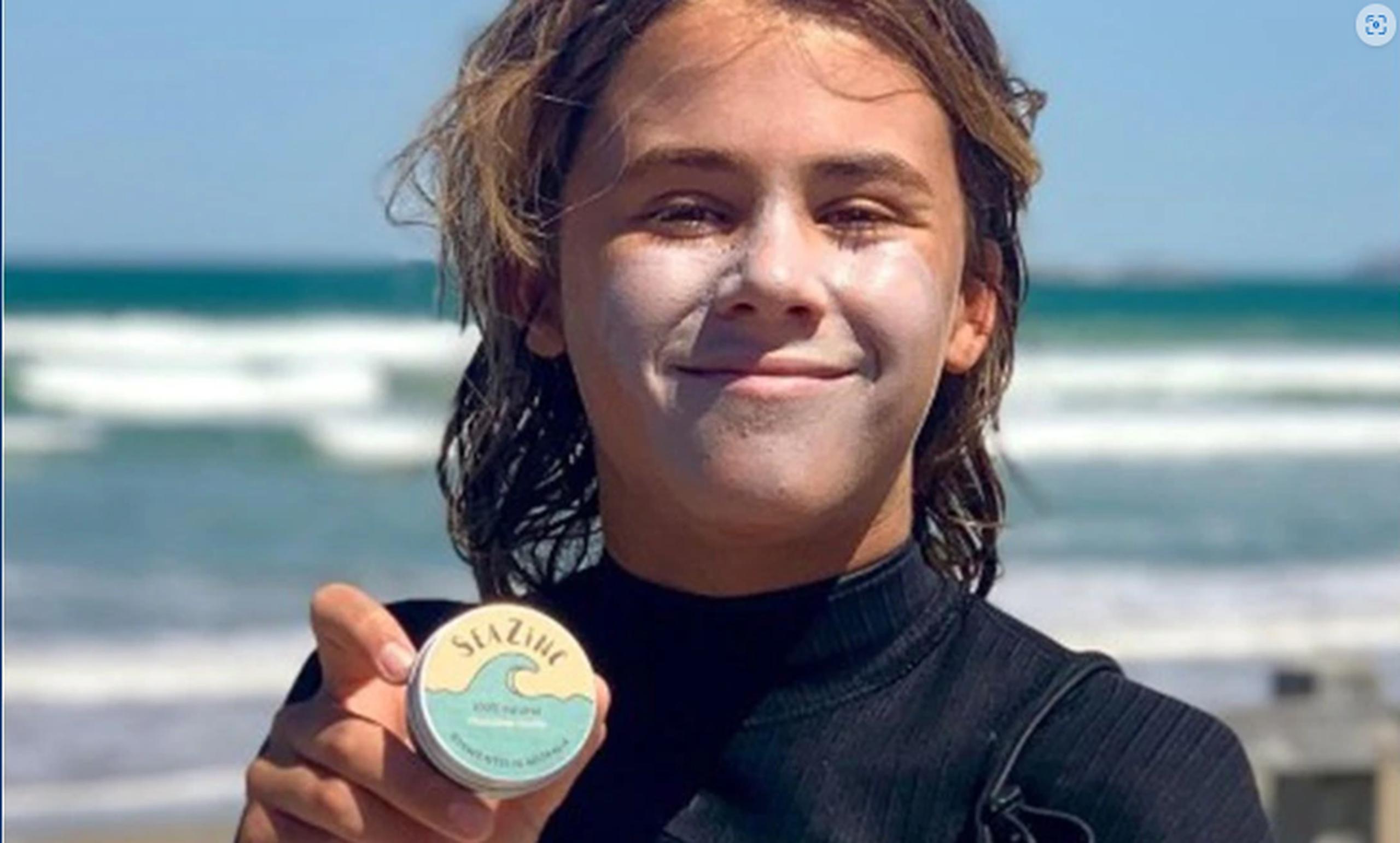 Con solo 15 años, Cowley, un surfista de tercera generación ya había conseguido ya reconocimiento en el Southern Surf Festival de Australia.